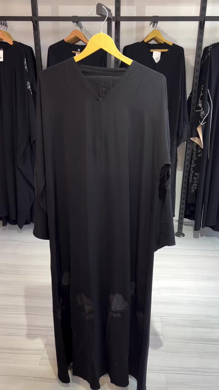 ✨ عبايات المها ✨
أناقة وفخامة بتفاصيل ناعمة
قماش ندى أصلي مع شغل راقي يبرز جمال العباية.

📍 العنوان: النجف الأشرف – حي الأمير – شارع الزهور – مقابل مطعم  كنتاكي هوم
📞 للحجز والاستفسار: (***********)
🚚 توصيل لكل المحافظات –
