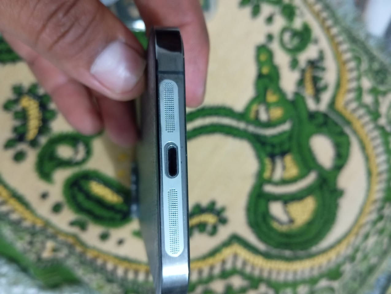 للبيع جهاز iPhone 13 Pro Max بحالة ممتازة،

الجهاز استخدامي الشخصي وأمانة اللّٰه نظيف جداً كما هو موضح بالصور.
المواصفات:
اللون: كدامك
الذاكرة: 1ت  جيجابايت (مساحة تخزينية ضخمة).
البطارية: 88% (الأصلية).
الحالة الفنية: الجهاز يعمل بكفاءة عالية جداً،

النظافة: الجهاز نظيف جداً وخالٍ من الخدوش الكبيرة، المرفقات موضحة بالصور، وتفضل بالمعاينة بنفسك وتفحصه براحتك لضمان
حقك
السعر: [850 الف] قابل للتفاوض
الجهاز "تجي وتشوف بعينك" وتفحصه وتجربه مثل ما تحب. الجاد يراسلني على الخاص أو يتصل على الرقم


**إذا كنت صاحب هذا الإعلان وتريد حذفه لأي سبب، رجاءا أرسل رسالة إلى الدعم الفني**