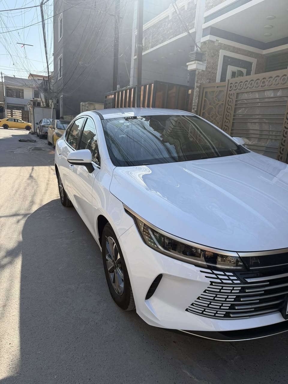 السلام عليكم BYD دستروير رقم بغداد بأسمي مكفوله ماشيه 6000 مدوشمه كاعيه وصندوق وكشنات وبيها كاعيات اصليه ومنزل برامج كامله وتعريب شاشه غراضها كامله شاحنه ومنفاخ وكارت يعني تستلم جاهز وشرط التحويل 
مكاني بغداد الجديده 
***********
السعر 19100
