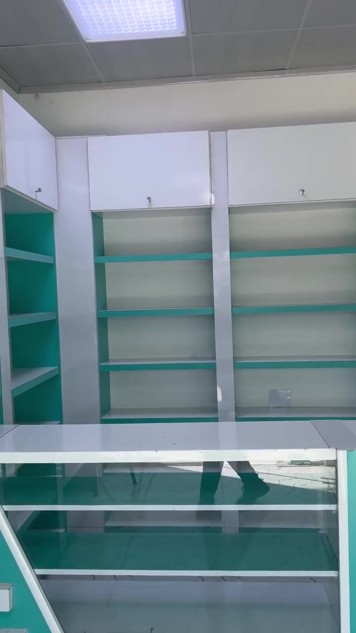 السلام عليكم 

اثاث صيدلية للبيع بحالة جيدة كما موضح في الصور 

للتواصل على الواتس اب  (***********)

