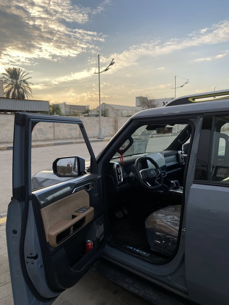 T2 LUXURY جيتور تي تو
الموديل: 2025 كفاله عامه 
الرقم: اربيل 
المحرك: محرك 2.0 لتر تيربو 4 سلندر : 254 حصان
ماشيه (29km)
كاميرات محيطية 540 درجة
• رادار تفاعلي
• نظام التحذير من التصادم الأمامي والخلفي
• نظام تحذير مغادرة المسرب
• نظام المساعدة للبقاء في المسرب
• نظام القيادة شبه الذاتية
• نظام مراقبة النقطة العمياء
• نظام الكبح التلقائي في حالة الطوارئ
• حساسات اصطفاف أمامية وخلفية
• نظام الفرامل اليديوية الأوتوماتيكي (Autohold)
• ماسحات الزجاج الامامي مع حساس تلقائي للمطر
• 6 وسائد هوائية امامية وجانبية عدد
• نظام المكابح المانعة للانغلاق ABS
• نظام التحكم بالثبات ESC
• نظام التحكم بنزول المنحدرات
• نظام مساعد لصعود المرتفعات
المواصفات الداخلية والخارجية:
• شاشة عرض ترفيهية قياس 15.6 إنش
• شاشة عرض معلومات القيادة قياس 10.25 إنش
• نظام ابل كاربلاي واندرويد اوتو
• نظام صوتي فاخر 12 سماعة نوع SONY
• نظام أوامر وتحكم صوتي
• فتحة سقف بانوراما
• مقصورة الركاب من الجلد الفاخر
• مقعد السائق والراكب تبريد
• مقعد السائق والراكب كهربائي
• مقعد السائق والراكب مزود بذاكرة لحفظ 3 وضعيات الجلوس
• إنارة محيطية مع إضاءة ترحيبية
• نظام تقليل الضجيج داخل المقصورة النشط
• شاحن هاتف لاسلكي سريع
• الأضواء الأمامية والخلفية أوتوماتيكية ليد (LED)

السعر 275 وبيه مجال 
الرقم : ***********
عنوان : البصره / ياسين خريبط
