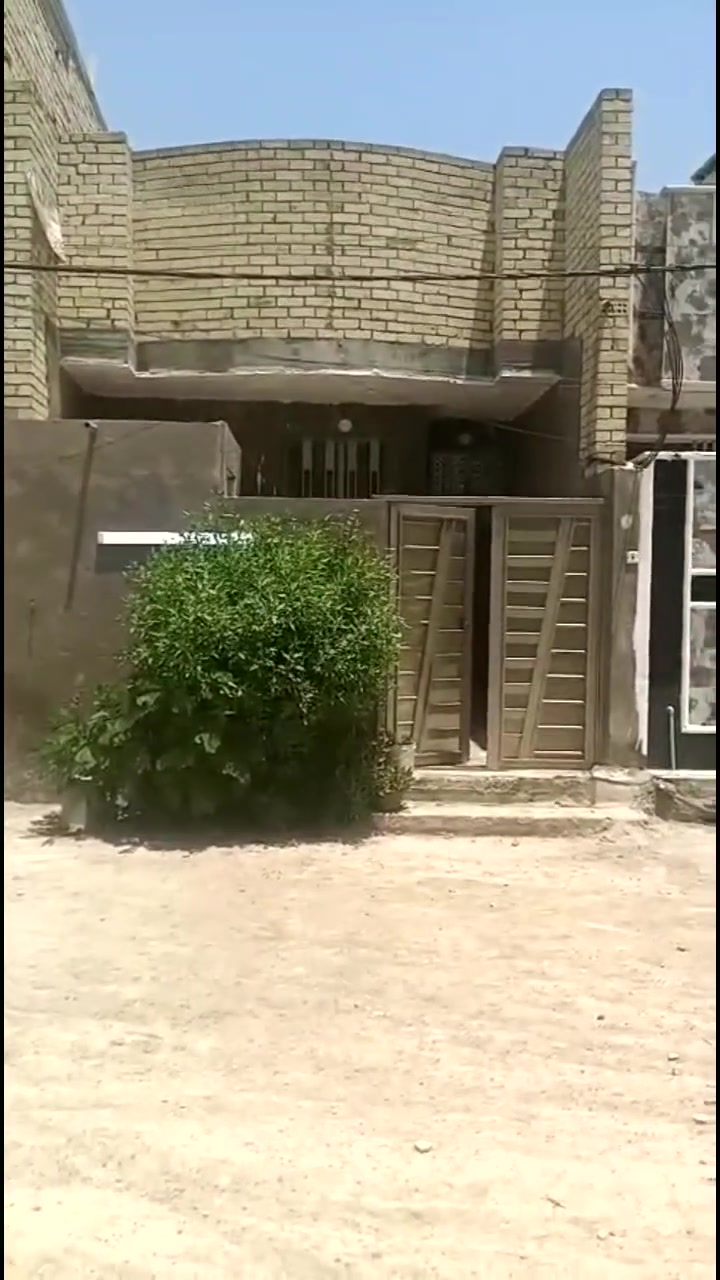تدور على بيت نظيف، واسع، وبموقع مريح وعائلي؟ هذا العرض إلك!
​نعرض لكم اليوم بيت سكني مميز جداً وجاهز للسكن الفوري، صاير بموقع جغرافي حركي وممتاز بين حي أور وحي الكوفة، وقريب جداً من المدارس والخدمات الأساسية بالمنطقة.
​🌟 أهم مواصفات البيت:
​التصميم والشرحة: البيت واسع ويتميز بغرف ومساحات داخلية مريحة وموزعة بشكل ذكي تناسب العوائل.
​النظافة: جاهز تماماً وما يحتاج أي مصاريف أو تصليحات (نظافة ممتازة من الداخل والخارج).
​الميزة الخاصة: يحتوي على حديقة خارجية مرتبة تعطي إطلالة ونفس حلو للبيت وتعتبر مساحة مثالية للكعدة والراحة.
​الموقع: قريب جداً من المجمعات المدارس، يعني أطفالكم يروحون للمدرسة ويرجعون بكل أمان وبدون دوخة مواصلات.
​📞 للحجز أو المعاينة الميدانية:
​البيت معروض لفترة محدودة بسبب كثرة الطلب على هذه المنطقة، للمعاينة أو لمعرفة تفاصيل السعر، تكدرون تتواصلون معنا مباشرة:
​اتصال أو واتساب: ***********
​أو راسلونا مباشرة على بريد الصفحة: دلالية فون للعقار
