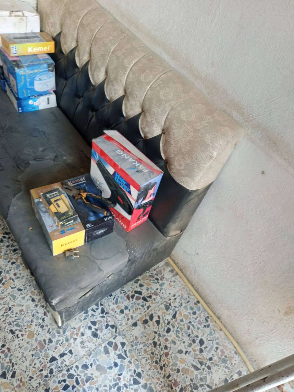 السلام عليكم محل حلاقه  كامل للبيع الاستفسار على هذا الرقم واتساب مكان بغداد حي البتول.***********
