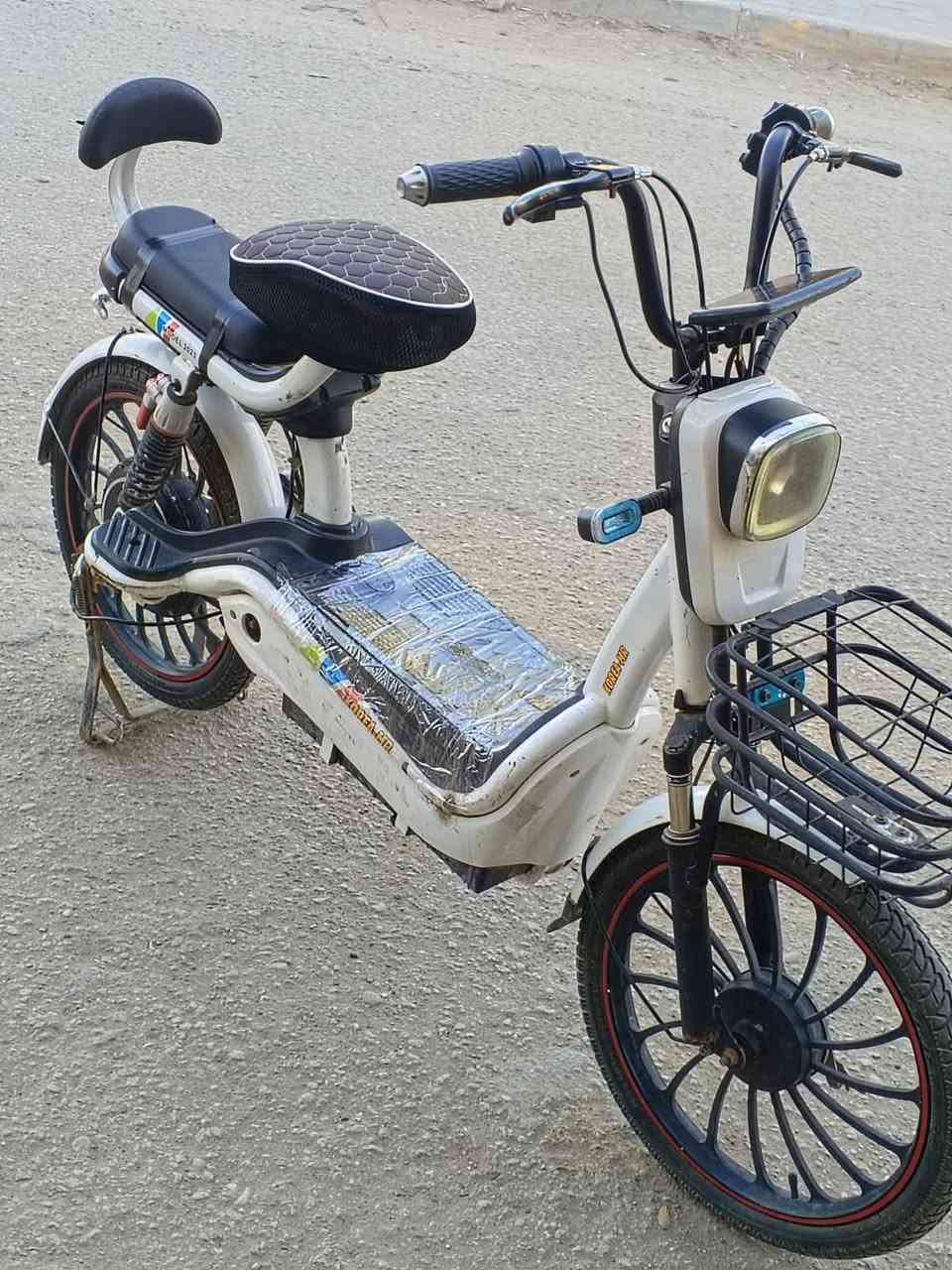 السلام عليكم باسكل شحن  للبيع   لباسكل حجم 20  نظيف على الفحص اي نقص ما بيها شغاله خمس بطاريات نضيفات  سعرها250 وبيها مجال للشراي الشرايه مراسله الصفحه  او التصال على الرقم عنوان كربلاء  حي العسكري قرب سوق العابد  ***********
