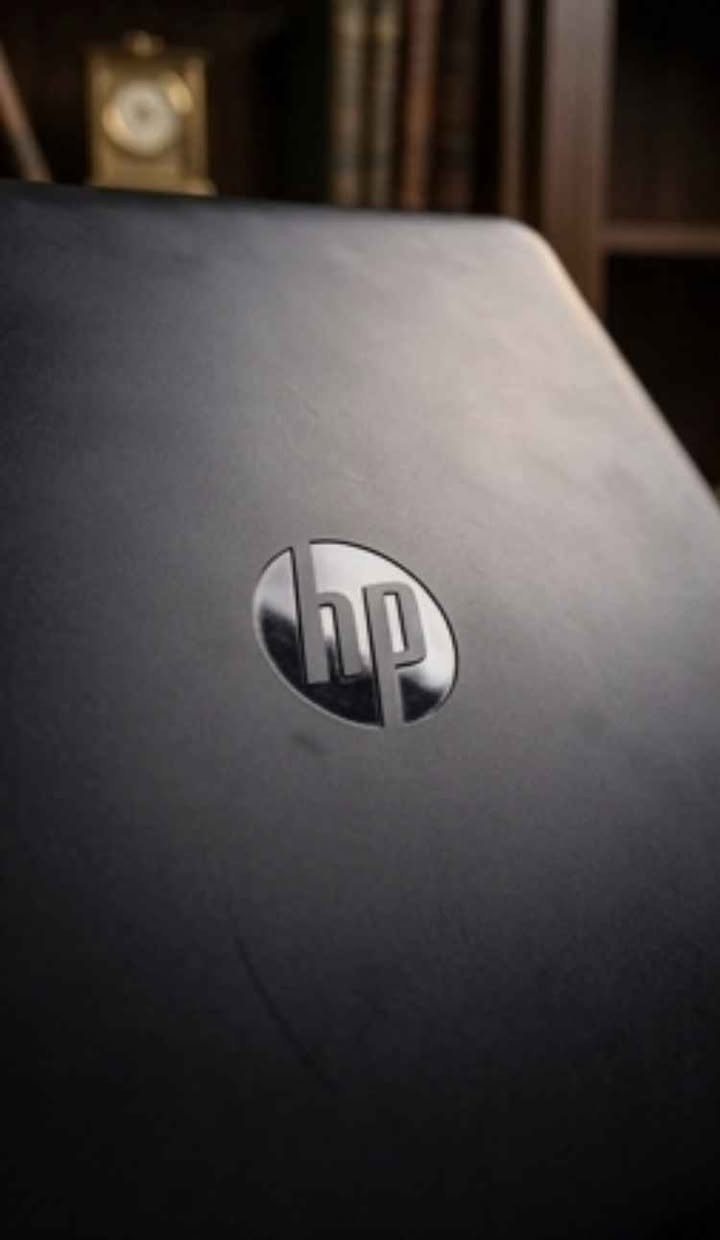 لابتوب HP ProBook 640 G3 (مستعمل بحالة ممتازة) 💻جهاز الأعمال والمهام الشاقة الأقوى والأكثر اعتمادية، يجمع بين القوة المتانة وسرعة الأداء، مثالي جداً للطلاب، المبرمجين، والمهام المكتبية.✨
 أبرز المواصفات:المعالج: Intel Core i5 (الجيل السابع) أداء قوي وسلس.
الرام: 8 جيجابايت DDR4 (قابل للزيادة حتى 32 جيجابايت).
الهارد: SSD 256 جيجابايت (إقلاع فائق السرعة خلال ثوانٍ).
الشاشة: 14 بوصة مريحة للعين ومضادة للتوهج.
كارت الشاشة: Intel HD Graphics 620 ممتاز للتصفح وبرامج الأوفيس.
النظام: مثبت عليه ويندوز 10 برو الأصلي وجاهز للاستخدام.
🔌 المميزات والمنافذ:يحتوي على منفذ Type-C الحديث ومنافذ USB 3.0 سريعة.مخارج شاشات متعددة (DisplayPort + VGA) لربطه بأي شاشة أو بروجكتر.
هيكل قوي يتحمل الصدمات والاستخدام المطول مع كاميرا HD واضحة للمحاضرات والاجتماعات. 
مع شاحن ونضافه 90 % وبطارية بحالة ممتازة 
العنوان بغداد المشتل بغداد, العراق


**إذا كنت صاحب هذا الإعلان وتريد حذفه لأي سبب، رجاءا أرسل رسالة إلى الدعم الفني**