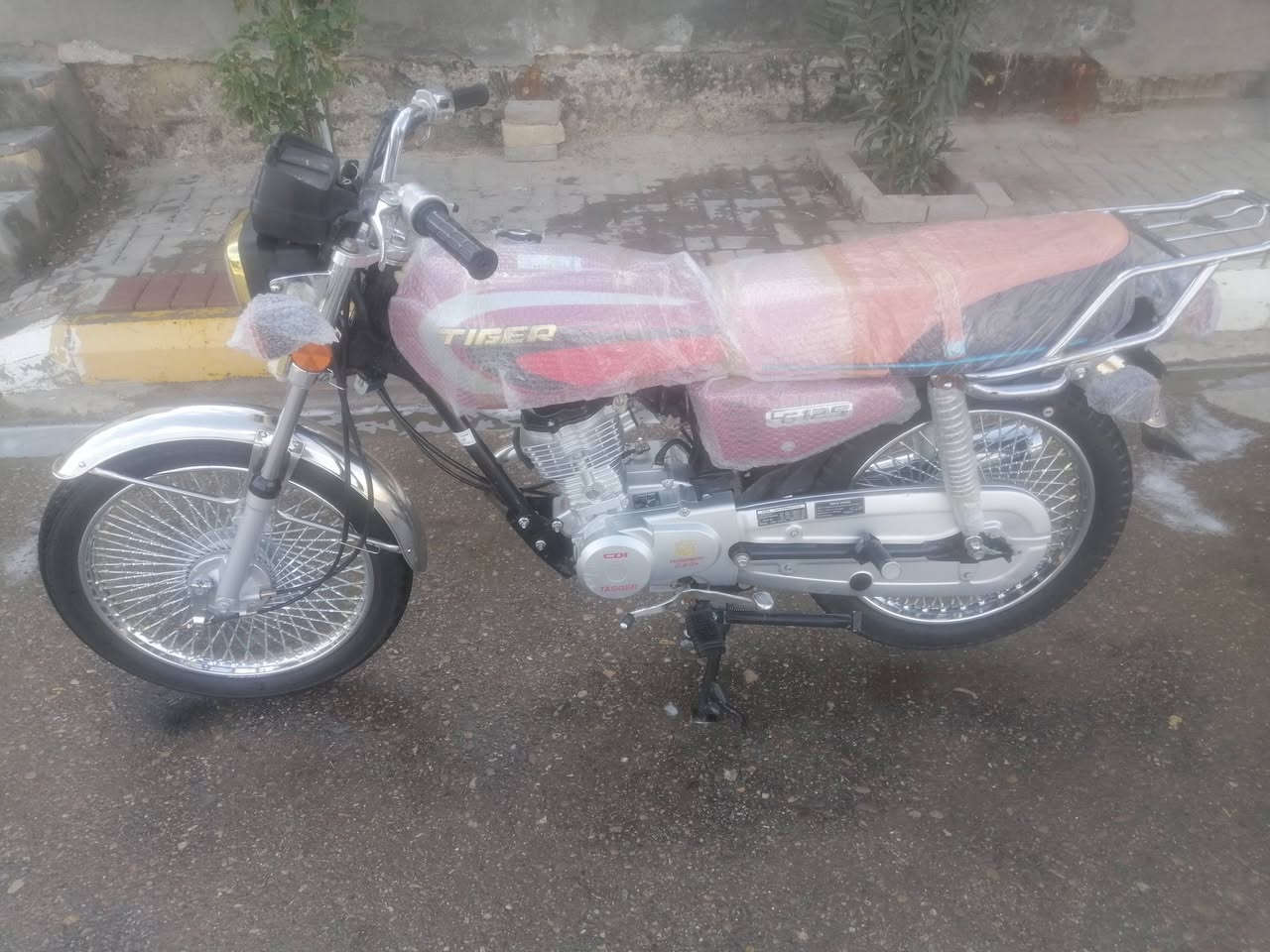 سلام عليكم،، دراجه للبيع تايكر صارلهه شهر طالعه من الوكيل كفاله عامه اوراق كامله،، السعر ٨٠٠ مكاني السماوه وتساااب ***********
