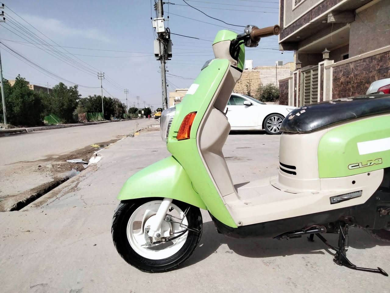 سلام عليكم 
دراجه ماكس بوليسي 
كامله مكمله 
كهربائيات كلها شغاله 
ميكانيك كله شغال
مكينه مامفتوحه ما شاء الله 
شلعه وومعدل.
دراجه بيها وصل وو ختم واحد من الطول للطول وي الشاصي والمكينه كله بلاد من داخل وومن الكفرات هم.
نكره سلف شغلها وطلع.
لون مميز فستقي وودواخلها كريمي بلاد اصلي. 
عنواني ناصريه مركز للستفسار هذا رقمي ***********.واتساب
