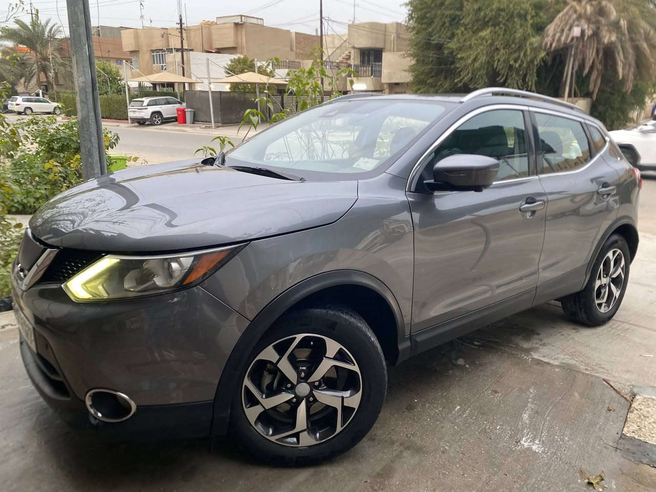 نيسان روج سبورت 2017 وارد امريكي (وجبة الزيرو)  بيها قطعتين صندوق + باب السياق صبغ امريكا بدون معجون وبيها قطعه جاملغ الامامي اليمين اثر طخه بالعراق
مواصفات SL فول للاخير
شاشه جبيرع +اربع كامرات (بلادي)
رادرات 360 + تحديد مسار ورادار تفاعلي 
بصمه تشغيل+ بصمة ابواب + تشغيل عن بعد
فتحة سقف (سلايد)
تدفئة كشنات + تدفئة مقود
فورويل + مود درايف
لد امامي + عدسات زنون + بروجكتر
شاير بالمري
فول تحكم ستيرن
بلوتوث + AUX+ USB
كشنات جلد + مخمل+ كشن السائق كهرباء 
تبريد بيانو + قطعتين امامي خلفي + مناخ منفصل
ويل كب حجم 17
رقم بغداد الجديد بسمي
السياره ماشيه 53 الف ميل  
سعر السياره 145 وبيها مجال
مكان السياره بغداد حي الحامعه
رقم صاحب السياره (((((((((((  ***********  ))))))))) بي واتساب
