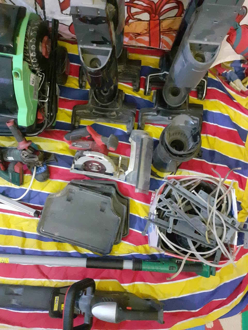 شلعه أغراض بيهن فحم ومستعمل  على ٢٠٠٠ القطعه العدد ٣٥ واكو نواعم ماحسبتهن للتواصل واتساب ***********
