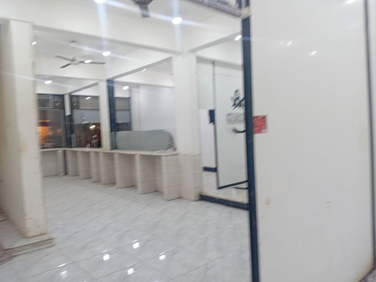 محل جديد للايجار٢٠٠متر موقعة تجاري شارع أبو شاكر ***********بيه واتساب
