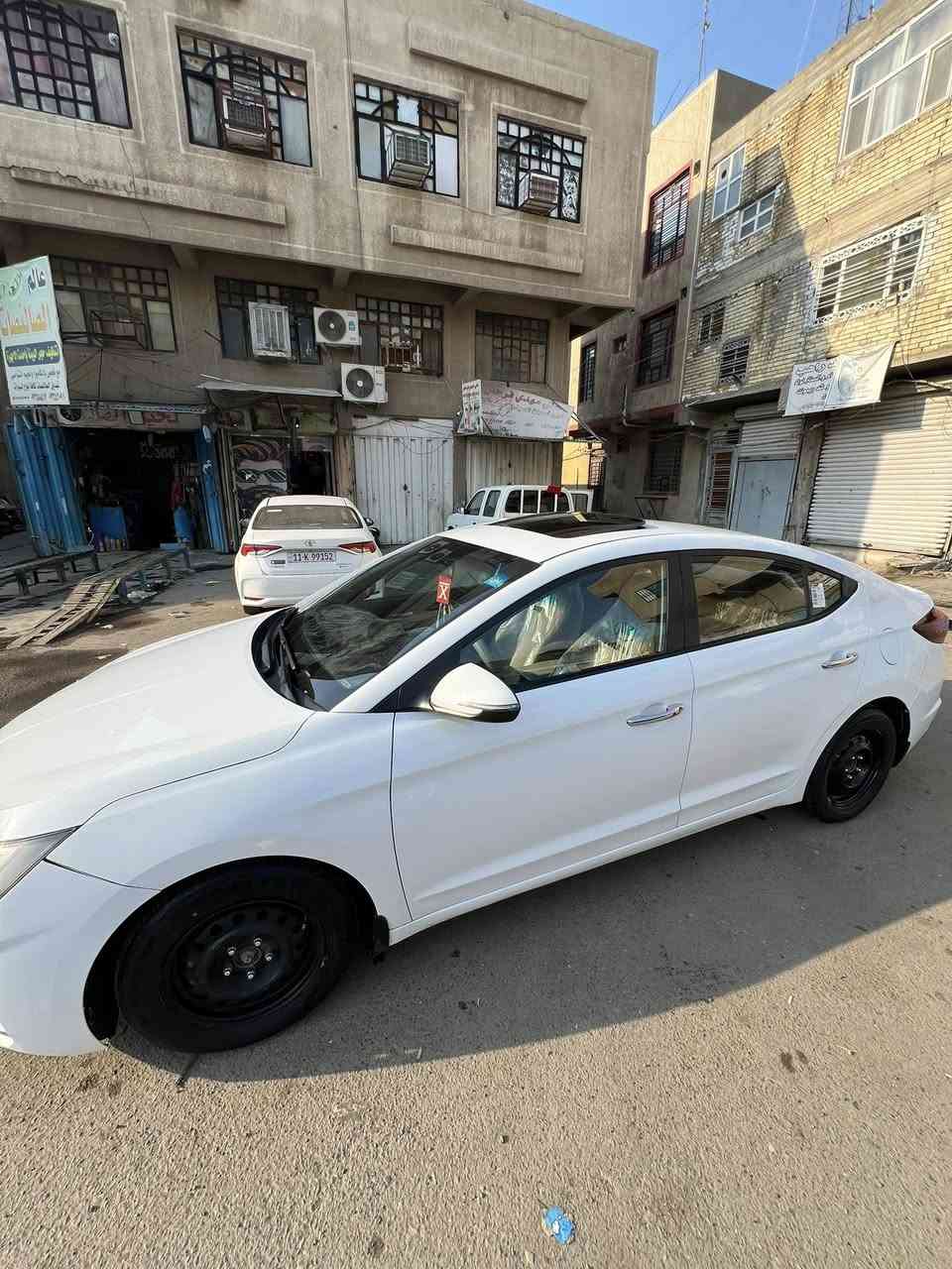 سلام عليكم النترا للبيع 2020خليجي فول فتحه شاشه بصمه صدر محرك مكفول كامل وسياره هم بس ما عده الباب الخلفي من يم السايق بي ضربه شبرين ويم الصدر الجاملغ بي بارد شبر سياره خير من الله وكدامك  وسياره بسمي  ***********
