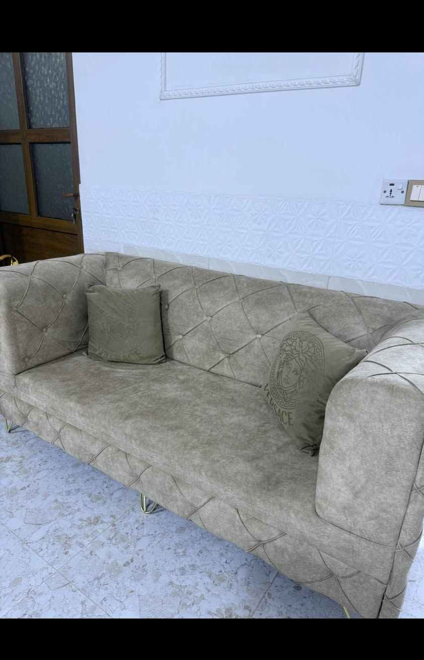 ديوان وسطيه لبيع الديوان 5 امتار والوسطيه مترين  السعر200  مراسله او اتصال***********
