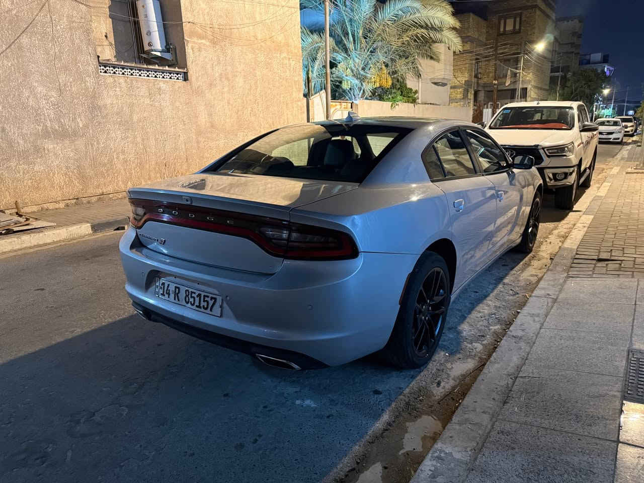 السعر 205$ 
جارجر فور ويل v6 3600 (أوتو فور ويل ) يعني ما يشتغل الا بالطين او المطر او من تبطنش فقط ، بالمشي العادي السيارة تبقى تو ويل تبقى على الدفع الخلفي 

كل المواصفات بيها ما عدا الفتحة ما بيها
حساسات خلفية
كشنات جلد كهرباء 
تدفئة و تبريد بالكشنات 
تدفئة الستيرن 
خزن وضعيات الجلوس 
نقاط عمياء بالمرايات 
شفتات بالستيرن 
ويل 20

حادثها الدعامية و البنيد مبدلات بدون ضربة شاصي ، سيارتي الشخصية ما مشتغلة خط بإسمي تحويل ثاني يوم 

اذا عجبتك السيارة اتصل او دزلي رسالة واتساب ادزلك صور الحادث 

*********** البصرة, العراق
