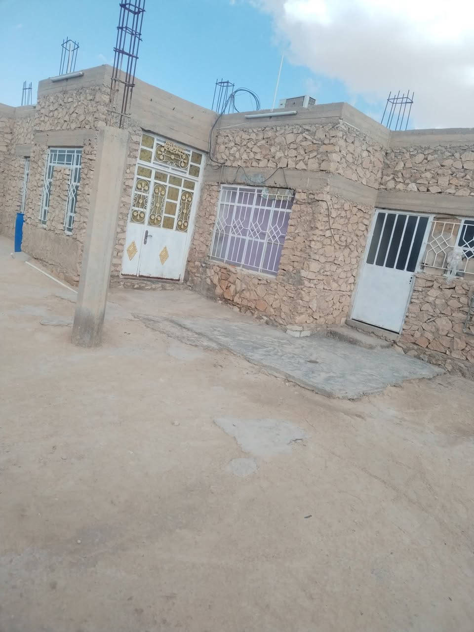 بسم الله 
متاح بيت للبيع في حي اليرموك
قرب مدرسة المستقبل 
هول ديوان كندور سيراميك مثل ماواضح بالصوره
والباقي صب خشن طابو مساحه 600 م 
تفاصيل اكثر الاتصار بالرقم ***********
