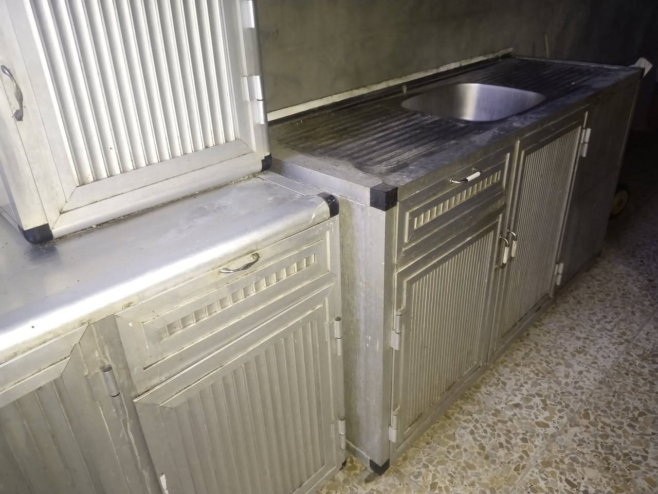 كاونتر مترين زائد سنك متر ونص الكاونتر مو بلاستك الامنيوم 
ومكينه خياطه فراشه كامله وياها حتى الماطور
***********
