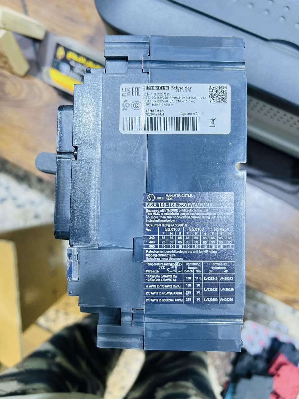 سلام عليكم ورحمة الله وبركاته يتوفر لدينا قاطع شنايدر 100A رباعي ويتوفر ثلاثي هم استفسار *********** بغداد شورجه عكد النصاره شركة الابداع
