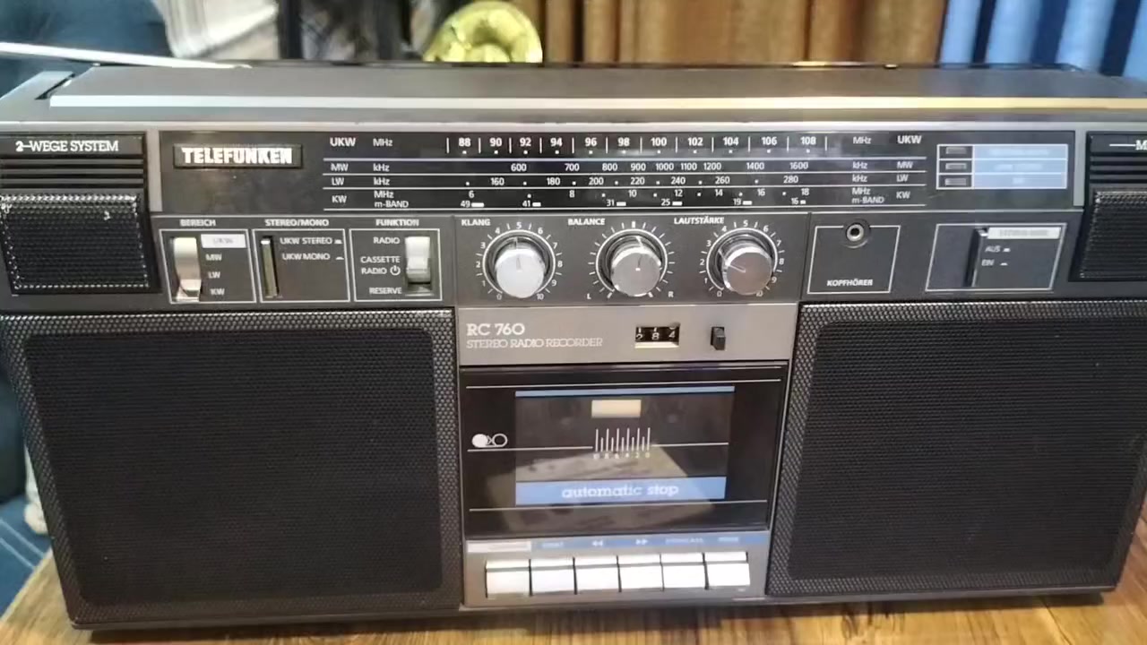 راديو ومسجل تليفونكن الماني الصنع في منتصف الثمانينات وبحالة ممتازة جداً وبدون أي عيوب ويستقبل جميع المحطات الإذاعية ومنها FM.
نظام الصوت ستريو لوجود المضخمات والسماعات الكبيرة التي بالإمكان استخدامها ايضاً مكبّر صوت عبر ربط الهاتف النقال بكيبل ومن ثم في الفيش الموجود خلف الجهاز.
الراديو كبير عرض ٤٤ سم ويعمل بكفاءة على الكهرباء او البطاريات.
المكان بغداد ويوجد توصيل للمحافظات كافة.
السعر ٩٠ الف.


**إذا كنت صاحب هذا الإعلان وتريد حذفه لأي سبب، رجاءا أرسل رسالة إلى الدعم الفني**