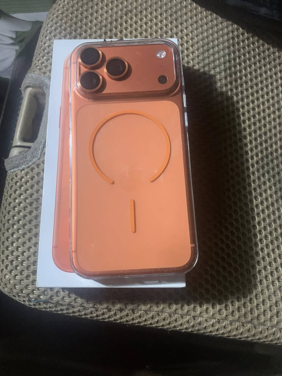 السلام عليكم
ايفون 17 للبيع
تليفون جديد كلش 
مشحون 4مرات
ذاكره 256
بطاريه 100
شرق اوسط 
ملحقاته موجوده 
مكان واسط الحفريه 
السعر 1950
***********
