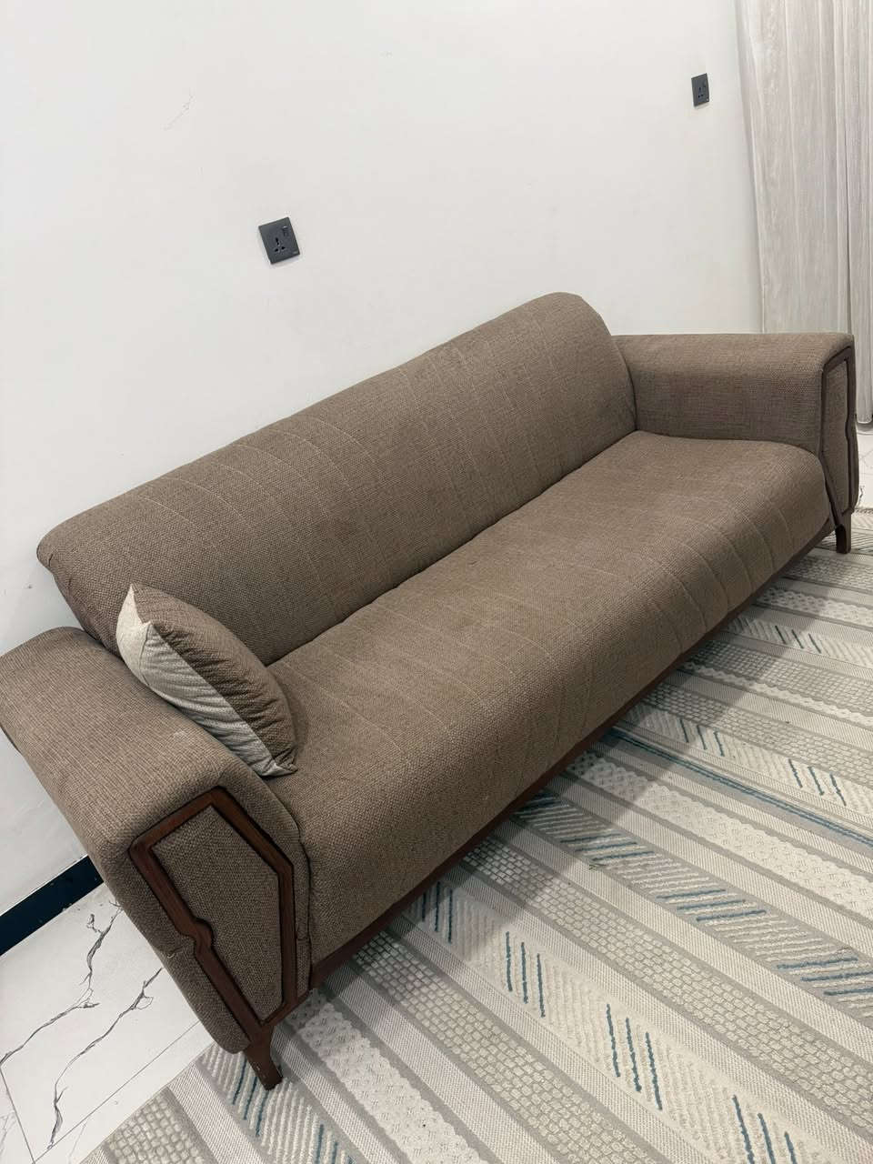 السلام عليكم عندي تخم للبيع 10 مقاعد نظيف كلش أخذته قبل 4 اشهر بي بس قاعده مال رجل الكرسي خشب يرادلها شد مو مكسوره اريده ب650 وبي مجال للشراي والغرفه صارلي شهرين ماخذتها نظيفه مابيها اي ضرر والكنتور بي اضاءه داخليه درسنك روم والجربايه بيها اضاءه اريدها ب700 وهم بيها مجال مكاني بغداد الدورة


**إذا كنت صاحب هذا الإعلان وتريد حذفه لأي سبب، رجاءا أرسل رسالة إلى الدعم الفني**