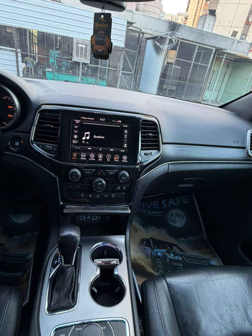 موديل 2021
93000 كم 
سلايد
جلد 
مقاعد الامامية كهرباء
شاشة
كاميرا خلفية
رادار جانبي
بصمة
6 سلندر 3600
***********
