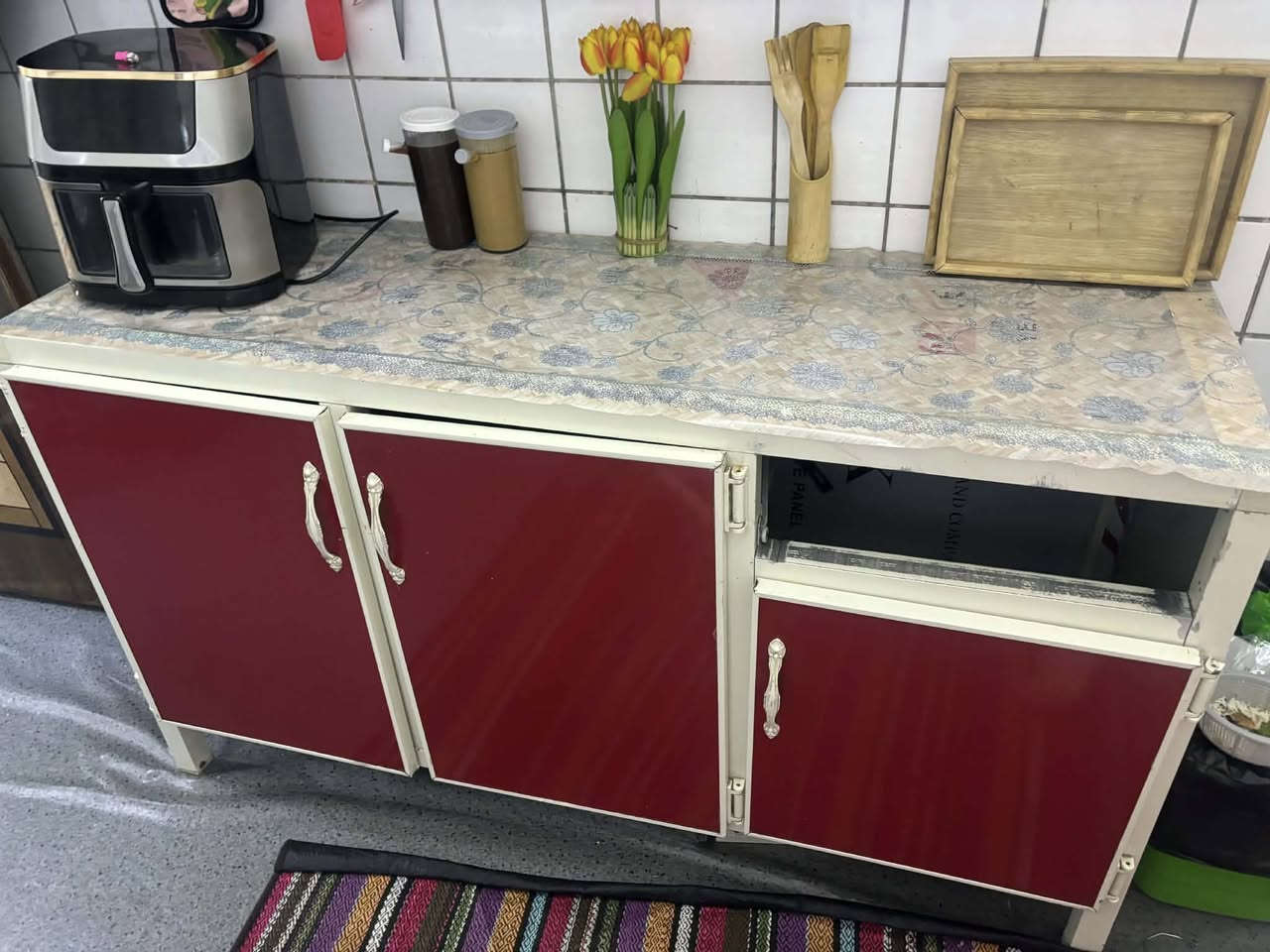 السلام عليكم عندي كاونتر احمر كرزي بيه نقص جرار وشوي تضبيطات مكاني حي العامل شارع ٣٠
*********** سعر١٧٠ وبيه مجال
