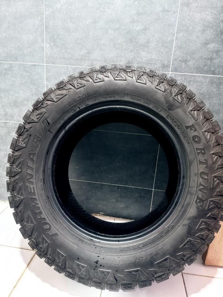 السلام عليكم 

للبيع تخم إطارات Fortune Tormenta R/T (نقشة خشنة)

• المقاس: LT 285/65R18 (يركب على ويل 18).

• النوع: Rugged Terrain (R/T) - يجمع بين هدوء الأسفلت وقوة البر.

• الحمل: 10 طبقات (Load Range E) - مخصص للأحمال والسيارات الثقيلة.

حالة الإطارات بحالة ممتازة جداً (نقشتها عالية) واضح في الصور.

الإطارات نظيفة ومابيها اي شقوق أو عيوب جانبية.

• تاريخ الصنع 2021.

ليونة ونظافة عالية ماشي عليها قليل مخزن

سعر التخم كامل 400 الف
***********
بغداد حي الجامعة

