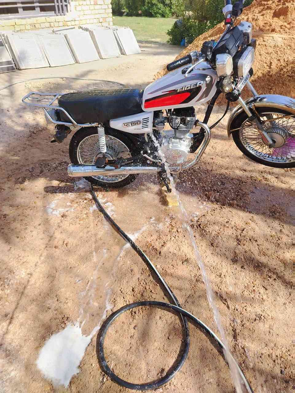 دراجه تايكر موديل 20 أوراق اصولي مكينه ما مفتوحه تانكي وصفاحيات جديد مكان حله 460 كله شغال ***********
