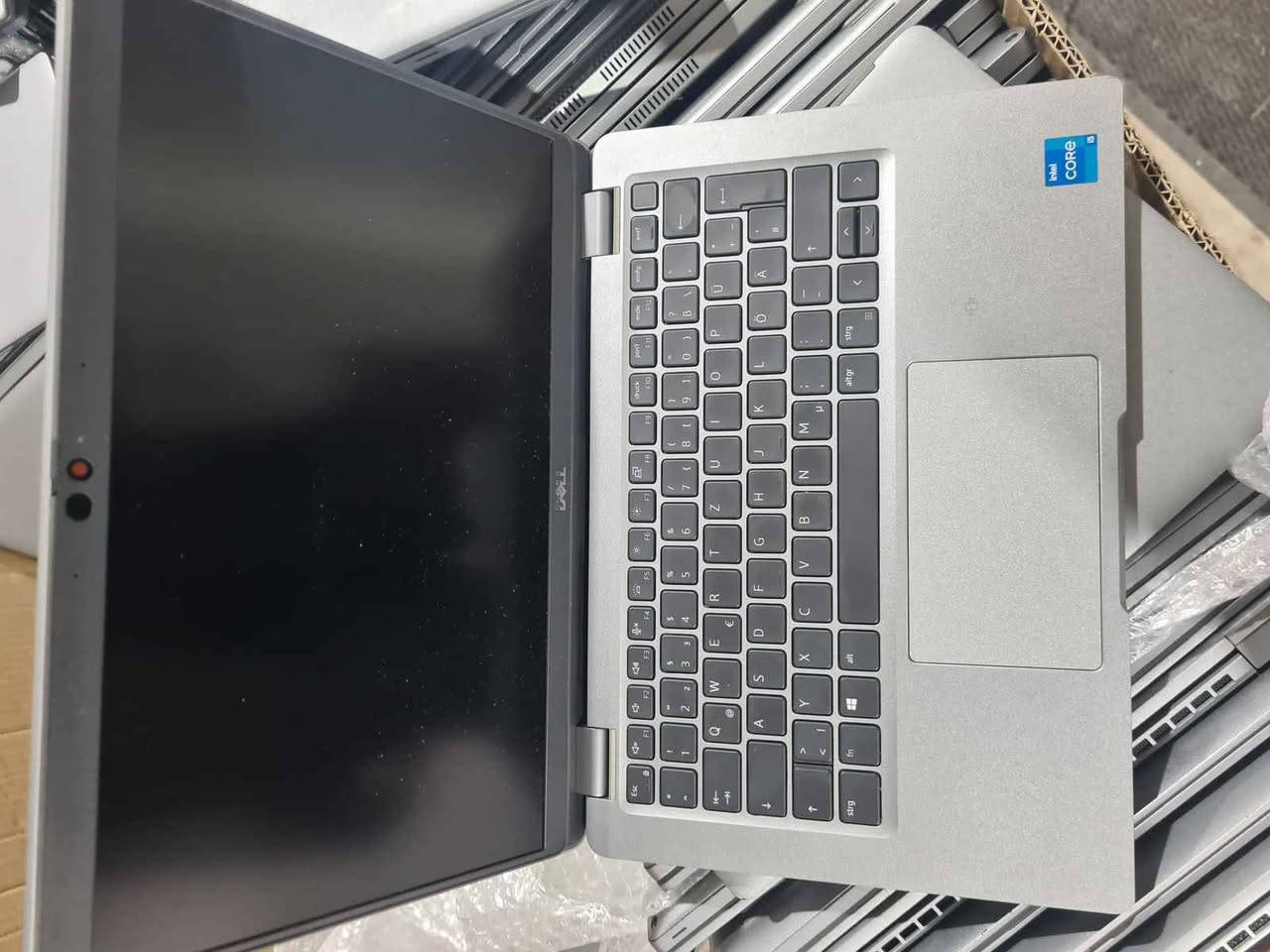 Dell Latitude 5320 
Core i5 الجيل العادي عشر

            بسعــــر 315 الف عراقي             

💼 Dell Latitude 5320 – أداء احترافي في جهاز نحيف وخفيف

يقدّم Dell Latitude 5320 مزيجًا قويًا من الأداء، الاعتمادية، وسهولة الحمل، ليكون خيارًا مثاليًا لروّاد الأعمال، الموظفين، والطلاب الذين يحتاجون جهازًا سريعًا وعمليًا طوال اليوم.

🔥 أبرز المواصفات

⚙️ المعالج
- Intel Core i5 – الجيل الحادي عشر
- أداء قوي في المهام المتعددة
- كفاءة عالية في استهلاك الطاقة

🧠 الذاكرة (RAM)
- 16GB DDR4
- سرعة ممتازة في فتح البرامج والتنقل بين المهام
- مناسب للعمل الاحترافي والتطبيقات الثقيلة

💾 التخزين
- 512GB SSD M.2 NVMe
- سرعة إقلاع عالية
- نقل بيانات أسرع بـ 5 مرات من الهاردات التقليدية
- مساحة كافية للملفات، البرامج، والمشاريع

🖥️ الشاشة
- 13.3 بوصة FHD
- دقة 1080p تمنحك وضوحًا رائعًا
- تقنية IPS لزوايا رؤية واسعة وألوان 
------------------------
مكتب ( ثائر للحاسبات )  💻

بصرة - جمهورية - شارع المكاتب - قرب صيدلية فخرية و مقابل البسة القلعة.
يوجد توصيل لجميع محافظات العراق .

*********** 
***********
«
            اتصال / واتساب / تلگرام

هواي عندي موديلات ومواصفات من أجهزة اللابتوب 💻

     اضغط على الرابط👇 و ختار الي يناسبك 

https://linktr.ee/thairmax
https://thaermax.vatrin.app البصرة, العراق
