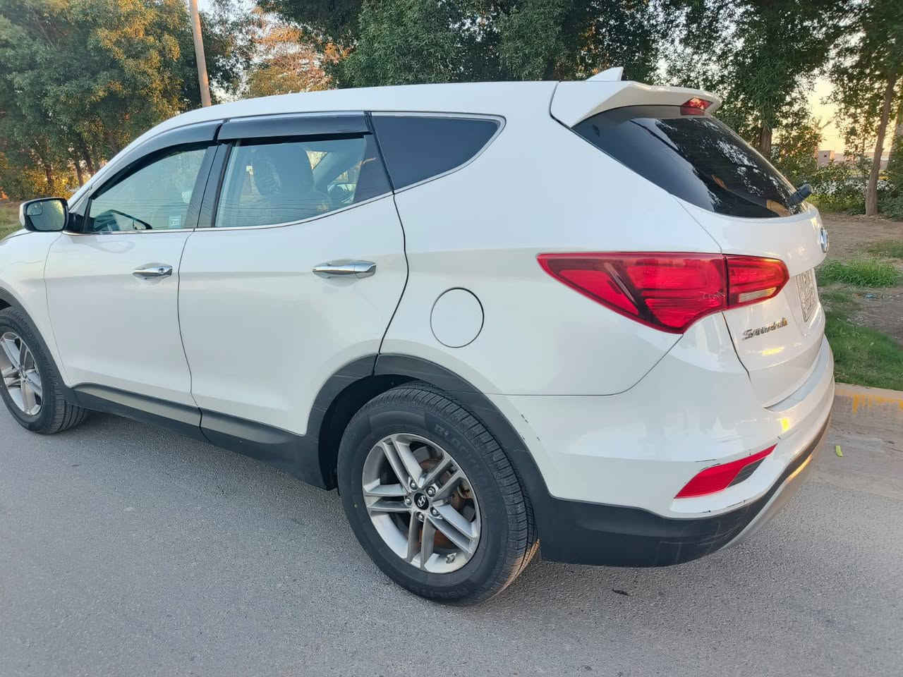 السلام عليكم سياره نوع سنتافي وارد امريكي موديل 2017  بيها بنيد وجاملغ فقط بس رش بدون داخل والباقي كفاله عامه كير مكينه حداديه كفاله عامه السياره جديده مال بيت موصفات تحكم استيرن جهتين كامره دوره حساسات السياره على وضع الشركه العنوان كربلاء السعر 143رقم الهاتف ***********
