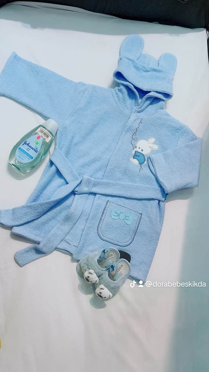 ✨ دفء وراحة لطفلك في كل لحظة! 💙👶

طقم بيبي شتوي ناعم يضم:
🧸 جاكيت بقبعة بتصميم لطيف.
🩵 روب حمام بحزام عملي ومريح.
🐻 حذاء فرو دافئ يكمل الإطلالة.

مصنوع من خامة ناعمة تمنح طفلك الدفء والراحة، ليكون الخيار المثالي للأيام الباردة أو كهدية مميزة للمولود الجديد. 💝

📩 متوفر الآن، راسلونا للطلب والاستفسار على الصفحة 

او واتساب : 0550436737 /0553144258

Adresse :  ‎المحل متواجد في سكيكدة-🇩🇿  شارع بشير 
بوقادوم {الفوبور} جانب السينماء القديمة  ‎
التوصيل متوفر لجميع الولايات


**إذا كنت صاحب هذا الإعلان وتريد حذفه لأي سبب، رجاءا أرسل رسالة إلى الدعم الفني**