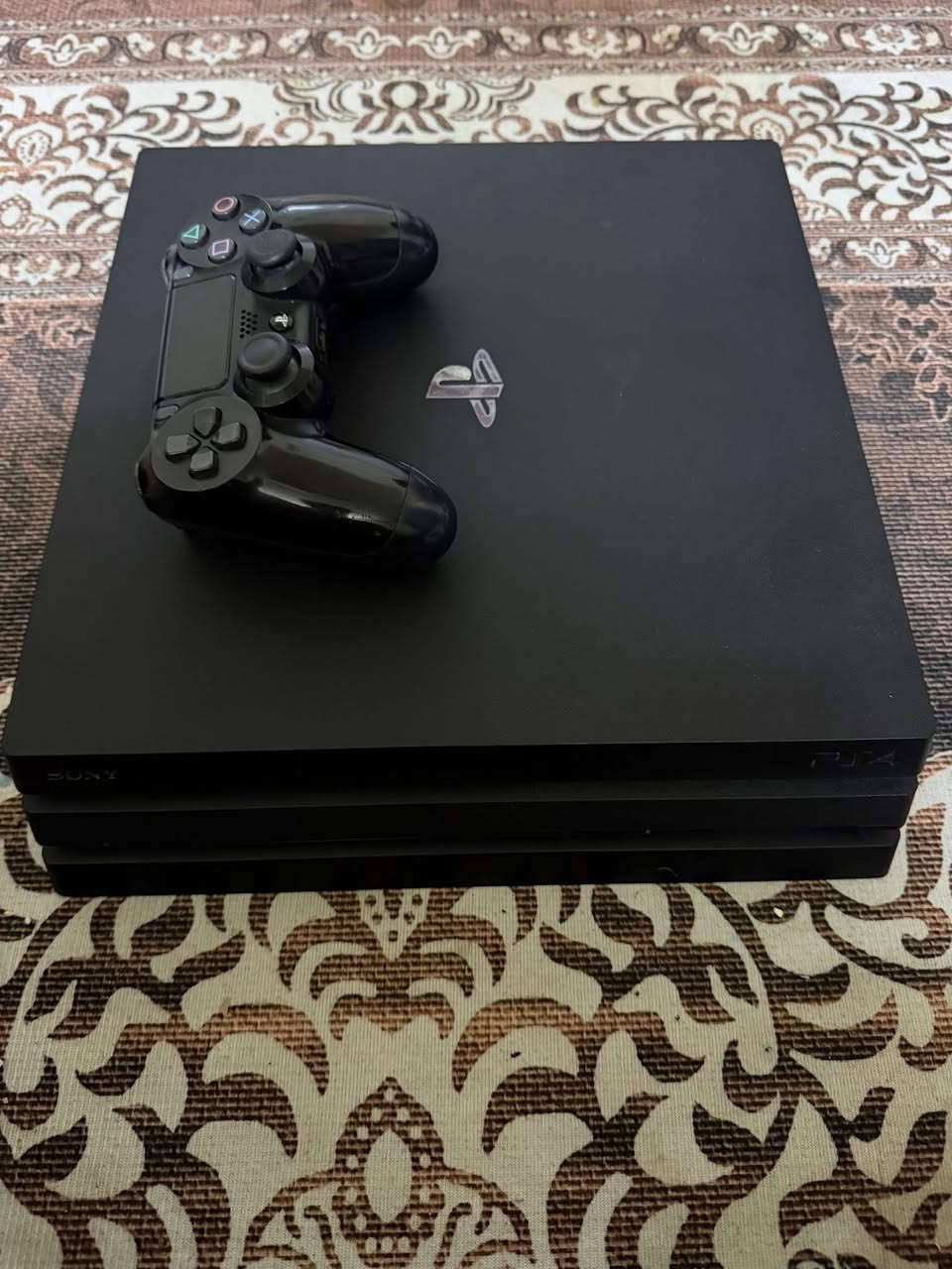 بلي فور برو مهكر نظام 12.02 تهكيره القرص كامل ملحقاته جوستكات اثنين واحد اصلي واحد تجاري الجهاز نظيف جدا 
الالعاب موضحه بالفيديو مساحه تخزين 1TB 
العنوان البصره ابو الخصيب 
رقم الهاتف ***********
السعر 350 وبي مجال قليل
