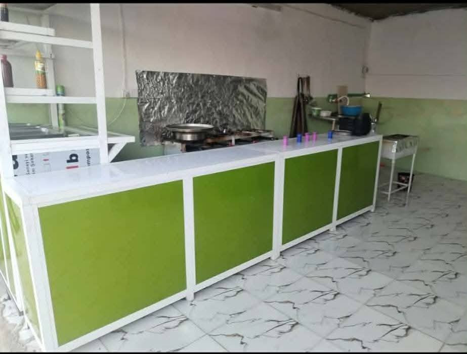 السلام عليكم أغراض مطعم للبيع 
طباخ
شوايه شاورمه 
كراسي 
طبله حجم كبير 
خزان ماء 
صخان ماء حجم صغير 
ميز عدد 2
جام خانه 
(يعني مطعم جاهز )
للاستفسار ***********
               ***********
