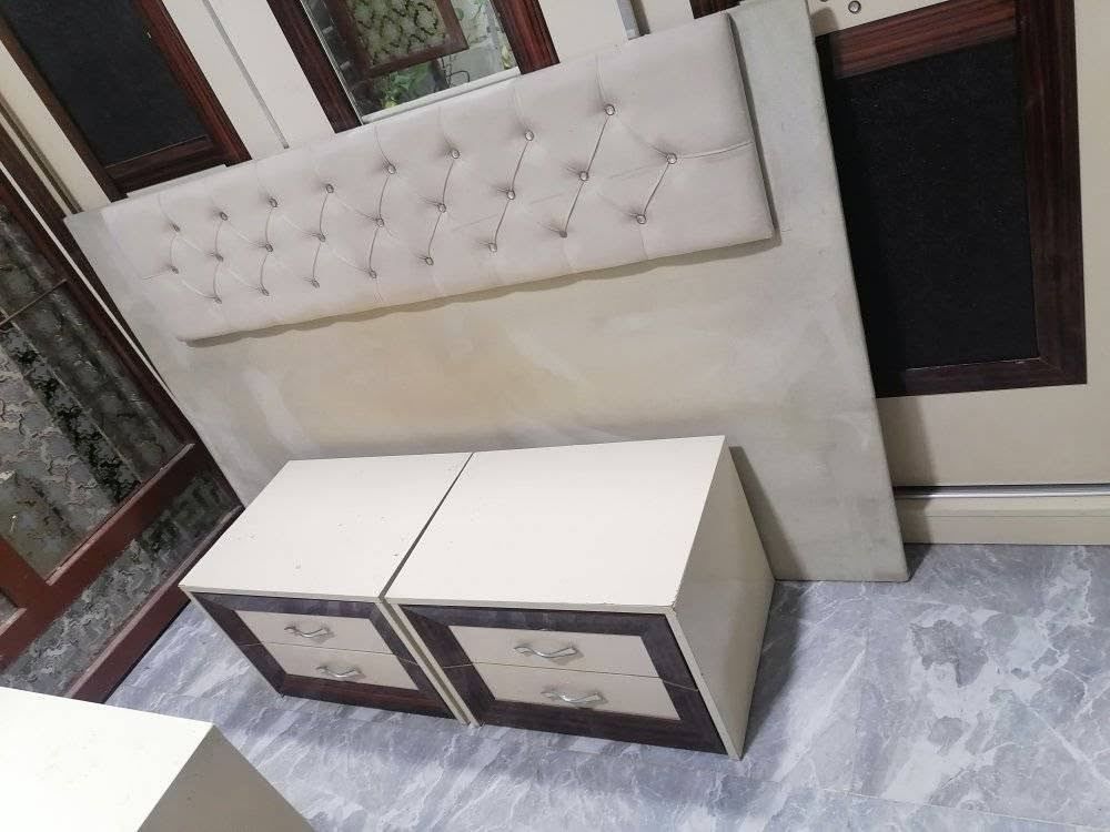 غرفة نوم تركي ابواب سلايت حيل نظيفة مابيها اي مشكلة خمس قطع السعر ٣٥٠الف النقل والنصب مجاني تصلك لباب البيت ماادوخ راسك لابنقل ولانصب مجرد تجي اتشوفها عجبتك والباقي علينا للتواصل على الرقم التالي ***********

