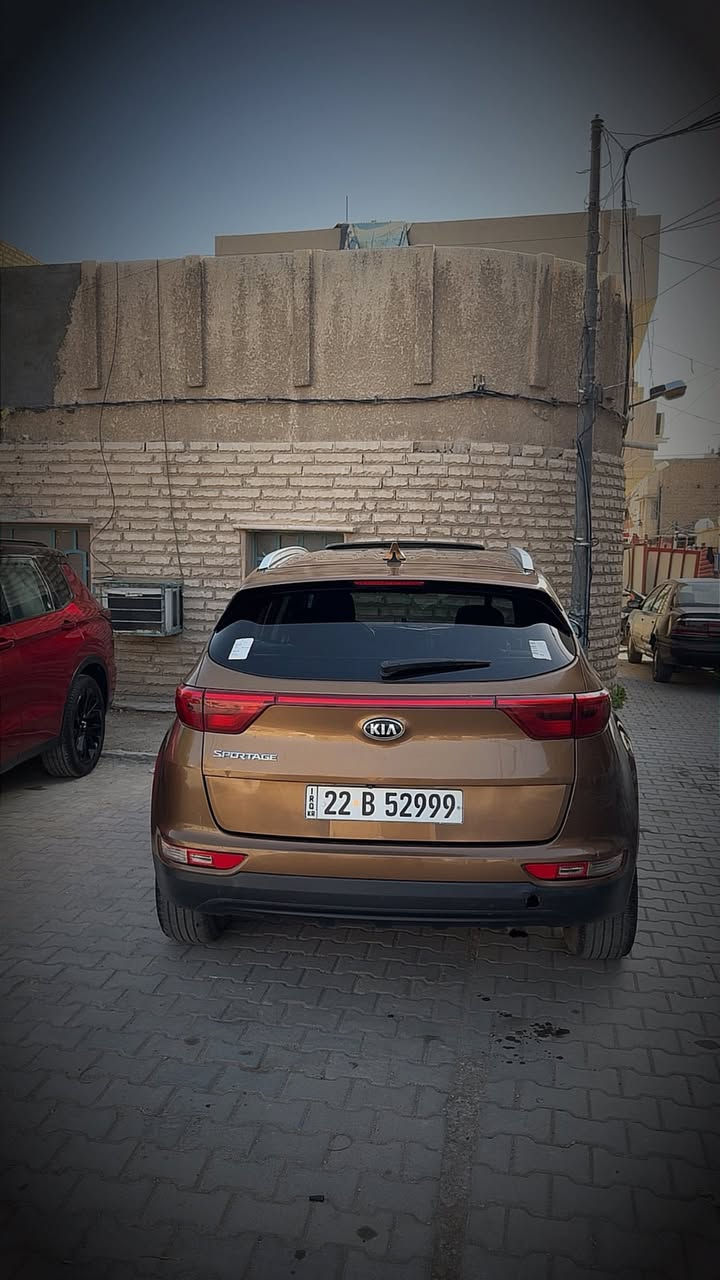 سبورتج 2017 امريكي
السلام عليكم موديل 2017 وارد امريكي حادثها جاملغ فقط بدون دواخل ولا شواصي متاذية ايرباكات مطاكة بيها صبغ بامريكا صفحة جارد لونها وصابغيها وسونار  كدامكم هزة ل27 رقم اربيل تحويل مباشر وصور حادثها موجودة بالمنشور 
مكان السيارة بغداد الاعظمية 
سعر السيارة 130 قفل
للاستفسار :***********
