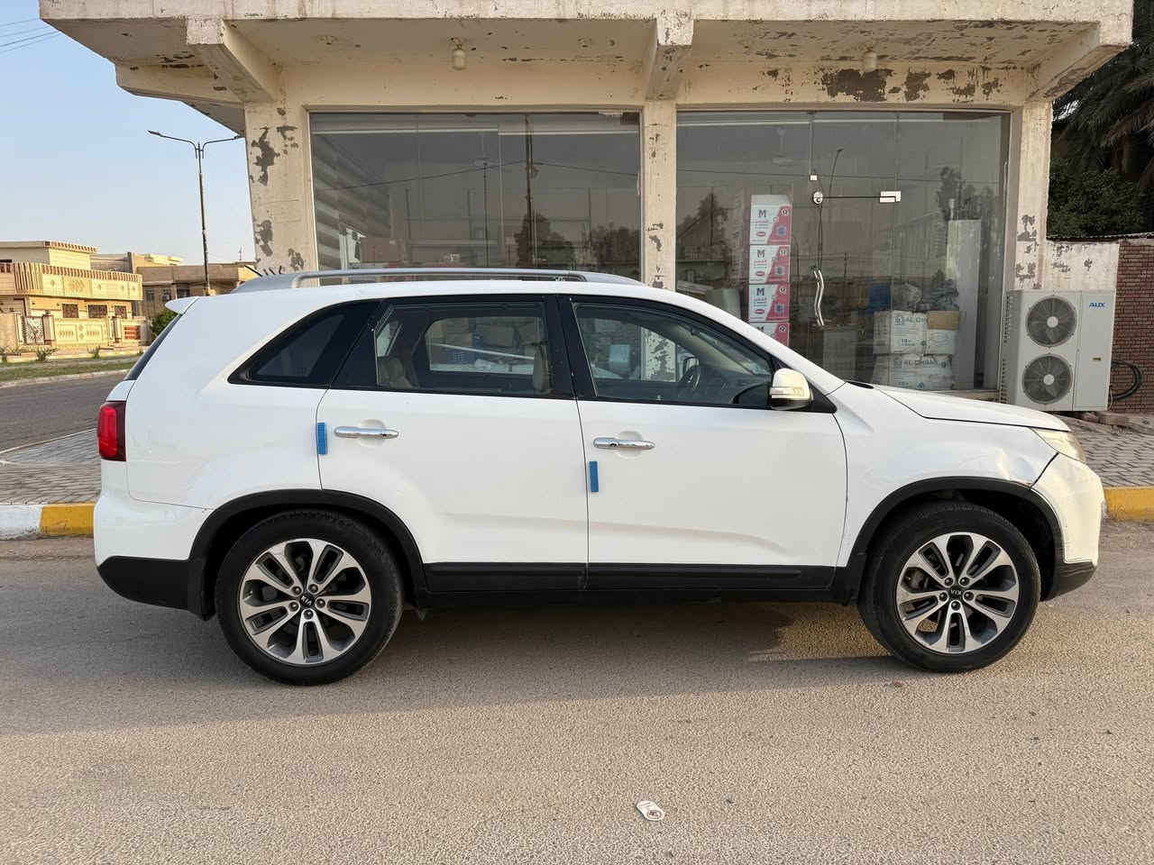سورنتو ٢٠١٥ خليجي
٧ راكب 
٣ قطع تبريد 
حساسات امامي خلفي 
بردات خلفية 
مري شفط
ماشية ١٥٧ الف 
محرك ٢٤٠٠ جديد 
حادث بيهه صفحة السكن بابين ودوسة تبديل جديد
رقم واسط 
مكاني كوت
السعر ١٤٠ $
الاتصال:   ***********
