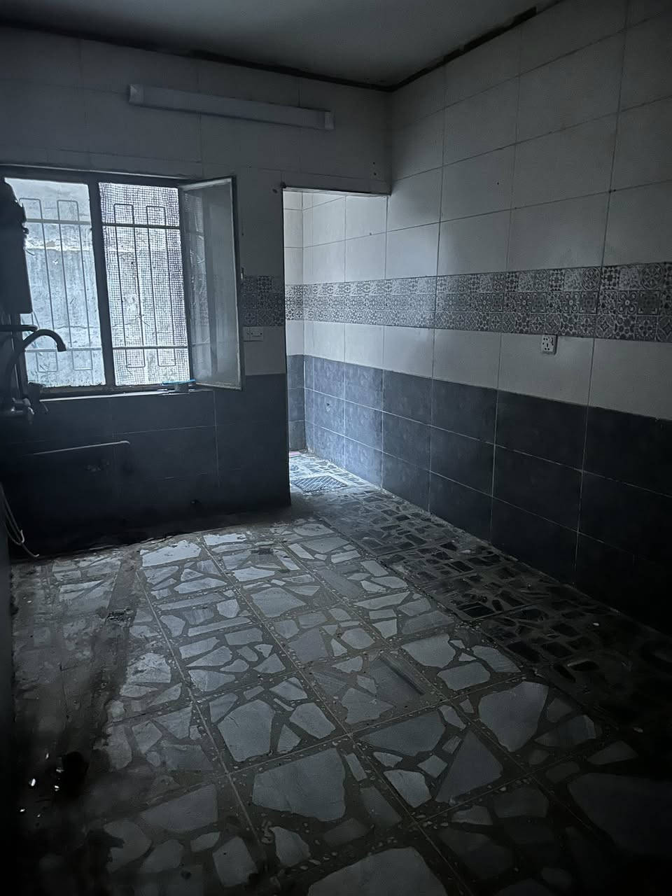بيت للبيع في حي القاهره نزله جسر البنوك موقع مميز مطل عل شارع العام مساحه ٩٢م٢ واجهه ٤.٦٠نزال ٢٠م للاستفسار الاتصال على الرقم ***********
