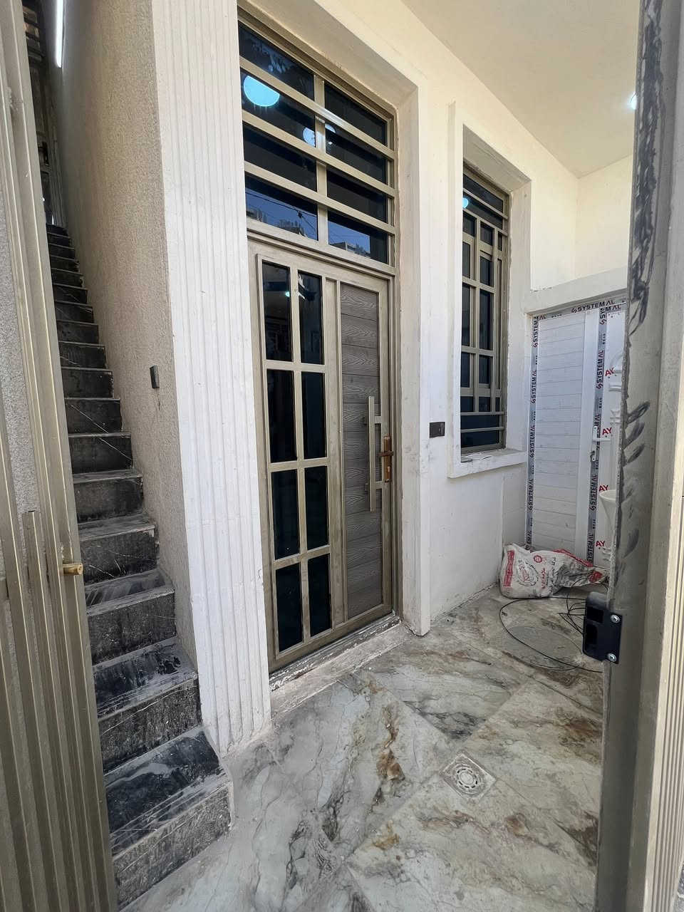 للبيع بيت جديد مساحة 75 بسعر مناسب 
بناء جديد زيرو البيت 
طابقين ونص معزول الاول عن ثاني 
مطابخ2 
غرف 4( 1 صاله)يعني 5
حمامات 3 
يصلح سكن (2 عوائل) 
او استثمار
الحرية الثانية محلة 428 
مقابل شارع اسواق وسام الدراجي
للاستفسار :***********
***********
