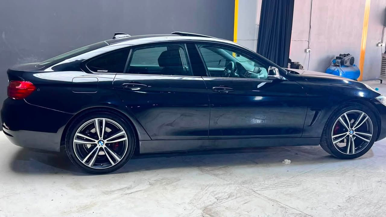 🚘 للبيع: BMW 420d موديل 2015 (فول مواصفات) بحالة ممتازة وكاله العروش 🚘
السلام عليكم، لأصحاب التميز والفخامة، معروض للبيع سيارة بي إم دبليو الفئة الرابعة (فول مواصفات) بحالة ممتازة وجاهزة للاستخدام:
📌 المواصفات الأساسية:
• الماركة والفئة: BMW 420d (الفئة الرابعة - جران كوبيه).
• سنة الصنع: 2015.
• المسافة المقطوعة (127 الف)  
📌 المحرك والأداء واقتصاد الوقود:
• نوع المحرك: 4 أسطوانات (4Cyl) بسعة 2.0 لتر تيربو ديزل (عزم قوي جداً واقتصادي جداً في الوقود).
• ناقل الحركة (الجير): أوتوماتيكي (Steptronic) من 8 سرعات.
• نظام الدفع: دفع خلفي (RWD).  
📌 المواصفات الخارجية والإضافات:
• فتحة سقف كهربائية (زجاجية).
• جنوط سبورت مميزة وكبيرة الحجم تعطي السيارة مظهراً رياضياً جذاباً.
• حساسات (أمامية وخلفية) للمساعدة على الاصطفاف.
• إضاءة أمامية زينون مع ليد (LED) نهاري وشبكة أمامية رياضية باللون الأسود اللامع.
📌 المواصفات الداخلية والرفاهية:
• مقود رياضي مميز يحمل شعار M.
• تطعيمات ولمسات داخلية بلون ألياف الكربون (Carbon Fiber) على التابلوه والأبواب والكونسول.
• شاشة تحكم وسطية مع نظام iDrive كامل ونظام ملاحة.
• كراسي رياضية مخمل مريحة ونظيفة جداً.
• تحكم ستيرنج كامل، مثبت سرعة، وبلوتوث.  
📌 حالة السيارة وجاهزة للتحويل مباشرة.

🚘  السياره مكفوله كفاله عامه من الصبغ والتعديل حته الدعاميات 
تحويل مباشر رقم سليمانيه 
***********
***********
145 ورقه وبيه مجال بسيط
