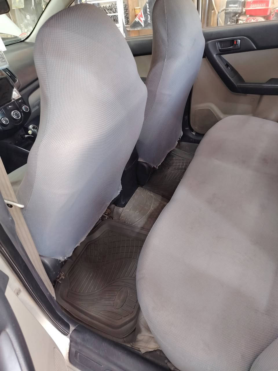 سلام عليكم سياره سيراتو موديل 2012 سياره خير من الله تدفئه تبريد كير مكينه كله جديد رقم نكليزي كربلاء سنويه بعد ٢٠ يوم لازم تسويها تسقط بيها فقط ضربه شبر بل بنيد ومصبوغ البنيد كله وبيها بل جاملغ شبر   تخم تايرات جديد  موجوده بكربلاء بلحر 100 وبيها مجال حك الجيه مامتواجد فيسبوك فقط عل خط ***********
