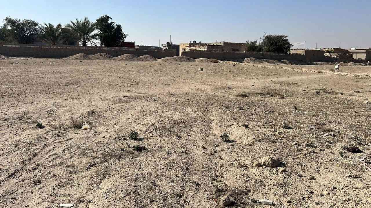 السلام عليكم                                                    قطعه ارض  للبيع ،الموقع شهابي الثانيه ثاني قطعه ع الشارع العام 
شارعه 10 متر بيه خدمات 
***********
