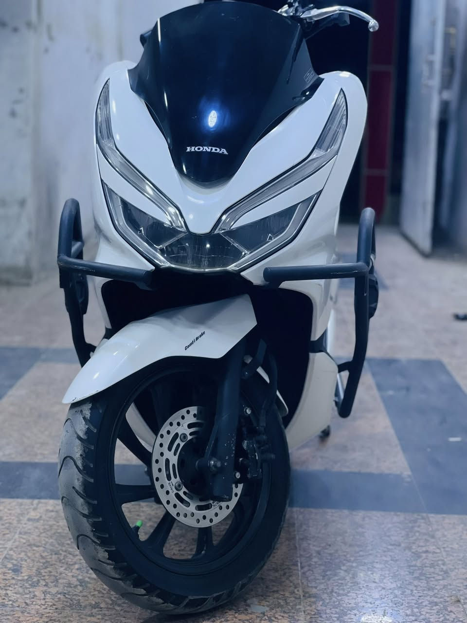 السلام عليكم
جيل ثالث2020  PCX

وارد كوري

كفاله عامة

اللون ابيض  صدفي  شذرة

حساس ازدحام

سييايه  رياضية طياريه اصليه

درع اصلي 

السعر 15 ونص وبيهة مجال

المكان بغداد المعامل   حي النصر

للاستفسار ***********  متواجد واتساب
