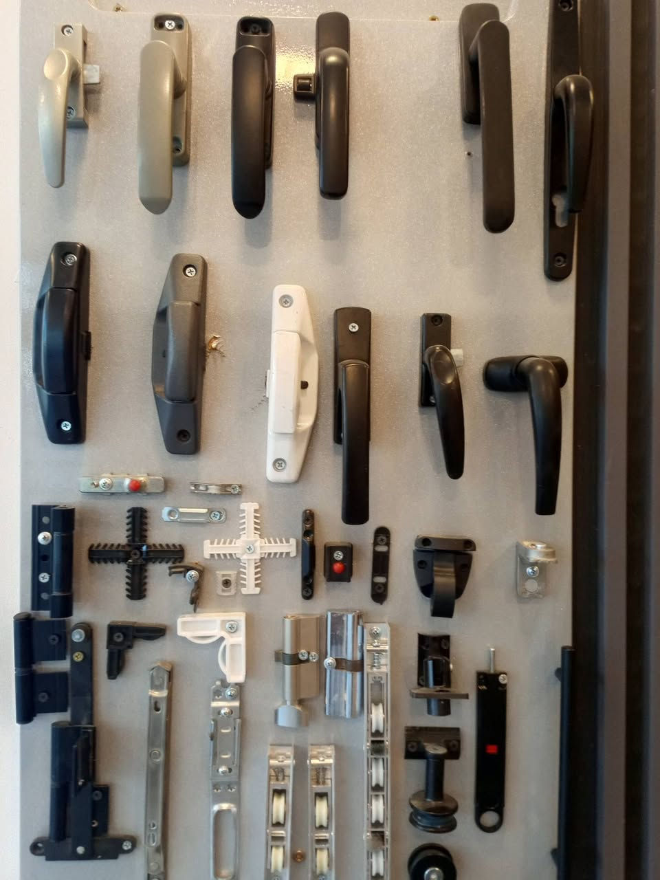 تحيه طيبه مسبوقه بالصلاه على النبي  

اخي المواطن  الكريم 
إذا  كملت بناء ووصلت لمرحله الابواب والشبابيك
وحاير يمن تفصل ودايخ ومحتار 
اجاك الحل معمل المعيار للألمنيوم  
مستعدون لإنجاز كافه اعمال الألمنيوم  والزجاج
بجوده عاليه و دقه المقاسات وارقى المواصفات
ملاحظه1👉 / المواصفات ودقه العمل  يمنه مانرسمها بمخيله الزبون🧠 من خلال الكلام 🗣️ إنما نخلي يشوفها بالواقع👀 داخل معرضنا  لمن يزورنا  للمكتب أو لمن يراسلنه 
ملاحظه 2👉/تم ارفاق صور لبعض أعمالنا داخل المنشور
للاستفسار مراسله الصفحه 
او الاتصال ع الرقم *********** واتساب متوفر
او زيارتنا داخل المكتب
الموقع بغداد /الدوره حي اسيا /مقابل جسر گراره
نعمل في كافه محافضات العراق
