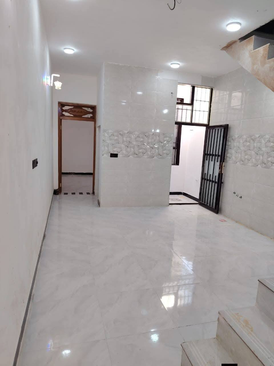 يالله 75متر درجه اوله فول 
الموقع النجف عله شارع المطار الصب مقابل ملحق قريت الغدير 
بناء حديث طابوق جمهوري واساس وسقف صب كونكريت 
تبليط اناره ليليه 
طابو زراعي سند 25
قريب عشارع العام 
تحويل مباشر جيب غراضك وكعد 
كل هاذه بسعر 33وبي مجال 
للستفسار ***********.      ويوجد وتساب
