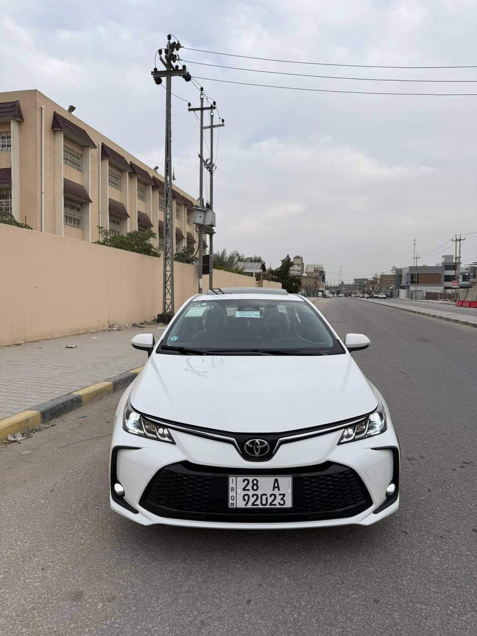 للبيع Toyota Corolla Hybrid (تويوتا كورولا هايبرد)
• كفالة عامة
 • رقم نجف باسمي
 • المشي: 20 ألف كم فقط
 • فول مواصفات (للأخير)

المميزات:
 • رادار
 • مثبت سرعة
 • داخلية جلد
 • فتحة بانوراما
 • شاشة كبيرة
 • بك لايت LED
 • لايت زنون
 • هند بريك إلكتروني
 • تشغيل بصمة

السيارة نظيفة جداً بحالة الوكالة.

📍 الموقع: النجف – حي السلام
📞 التواصل: ***********
