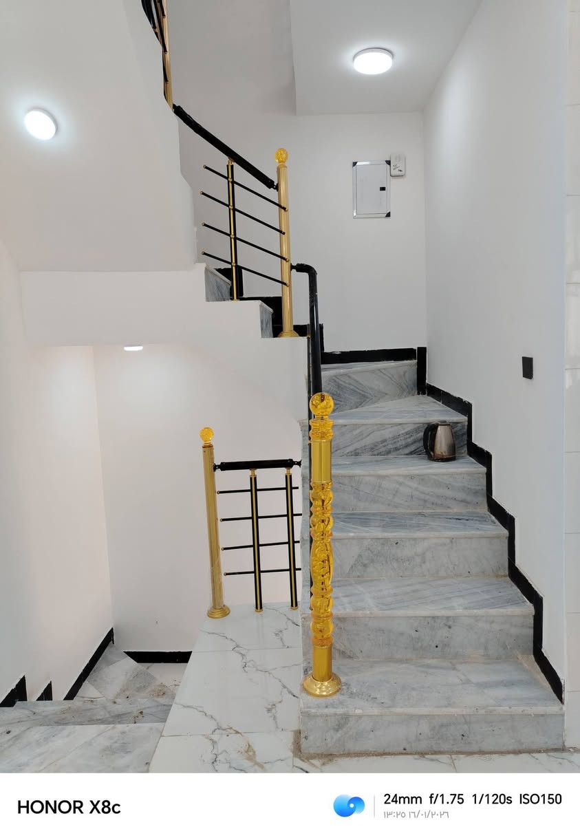 بنايه تجاريه للبيع بحي أور مساحته 120 ركن على شارع 15 أو ساحه تتكون من مشتمل جوه او شقتين فوك مؤجره حاليا وارده الشهري مليون 300 موقع البنايه قرب مكتبه الشاطر لاستفسار واتساب ***********
