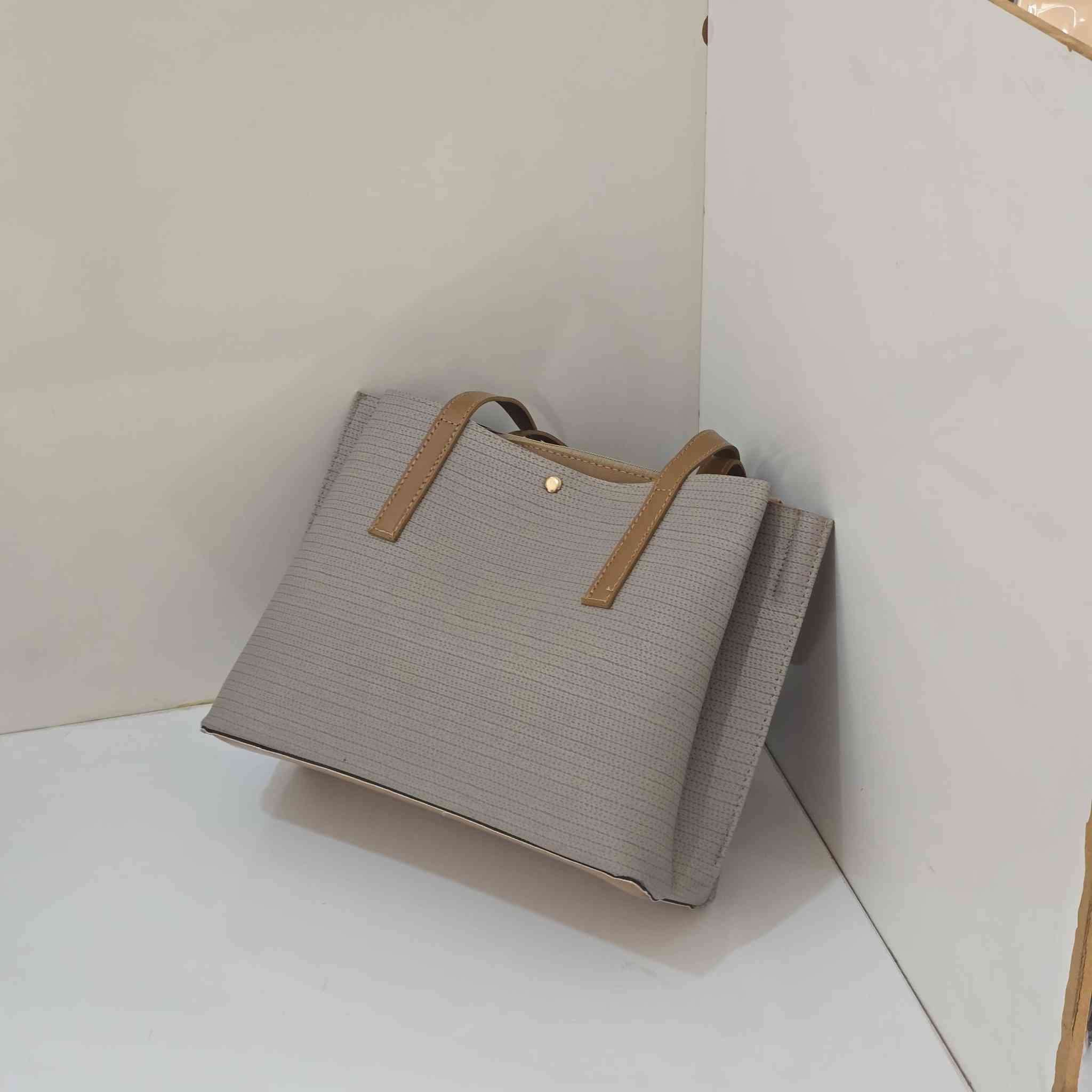 حقيبه حجم كبير 
والسعر صدمه #ب١٠ الف فقط 
افلشها الأسعار ❤️❤️❤️❤️❤️
التوصيل لكل محافظات العراق صار #ب٣ الف فقط 

متوفره حسب الالوان المرفقه في الصور ❤❤❤

#اذا_حبيتي_تكون_اطلالتج_مميزه راسلينا ع البيج 
او الاتصال ع الرقم ✅️***********✅️

  #التوصيل لكل محافظات العراق صار   (٣) الف فقط
