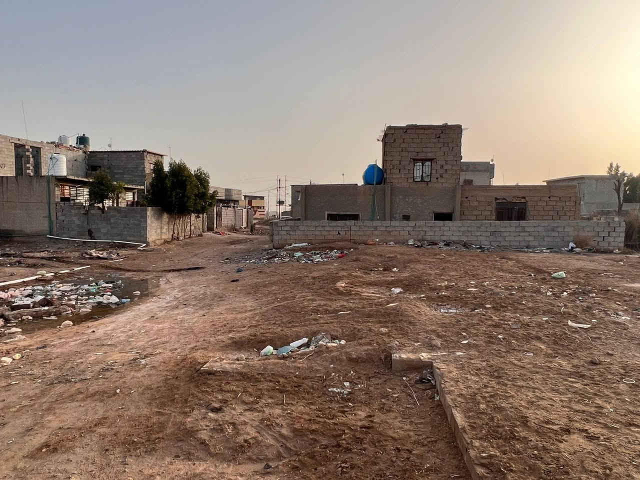 #قطعه #ارض #للبيع
600 متر #المساحه
#منطقه الخماس/ #قرب المدرسه 
#ومقابيل شارع 40 
#عرض الشارع10 متر
#للاستفسار الاتصال على الارقام التاليه 
***********
*********** 
*********** #واتساب
#او مراجعه مكتب واحد عقار 
#عنوان/#المكتب محافظه واسط قضاء العزيزيه منطقه حواس نزله حسينيه محمد داوود
