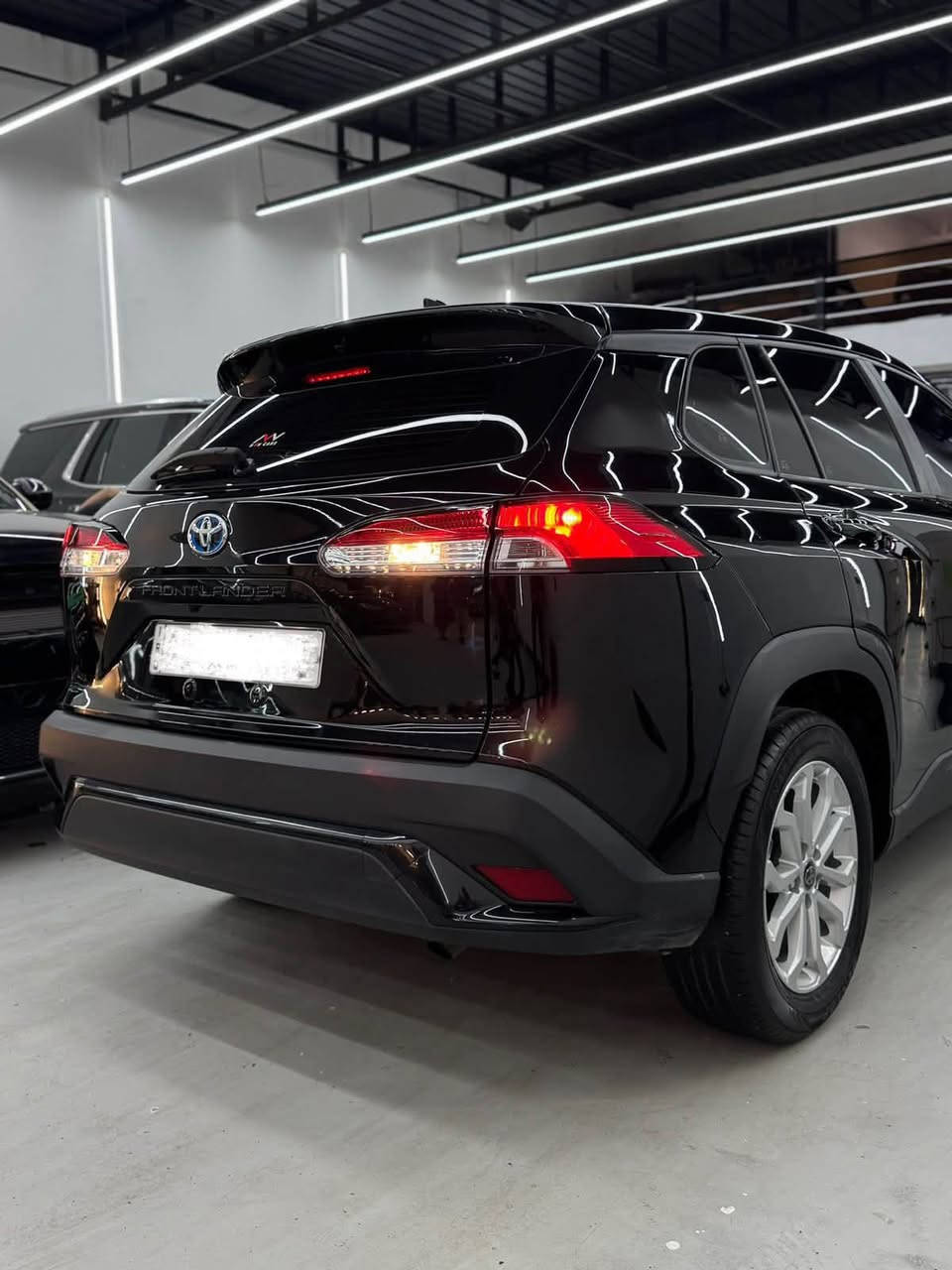 تويوتا فرونت لاندر 2023 HEV (S)🍀🍀
‏🌱Toyota Front Lander 2023 HEV 🌱
•
أداءٌ تتميزُ به يوازن بين الكفاءة والقدرة بسبب محركها الهايبرد ☘️•———————————————————•
☑️ مرقم بغداد ☑️

‏60.000 🚗: العـداد
•————————————————-•
🚩 مكفوله كفاله عامه بدون صبغ وبدون تعديل
•__________________________________•
⚙️ حجم المحرك  4Cylinder 2.0L
⚙️ مرتبط بناقل حركة أوتوماتيك
🔑 مفتاح التشغيل بصمة 
 🪟  سلايد روف 
🚗 دفع ثنائي FWD 
‼️   اريل نفكيتر 
🚘 دخول بصمة ذكي 
🛞 حجم الاطار 215/60R17 
🛞 4 دسك
🛞 حساس ضغط الاطار 
✨️ اشارة في المرايا الجانبية 
🎈عدد AIR BAG 8
🚗 هاند بريك كهرباء 
🚗 ا ABS 
🖥 دشبول ديجيتال 
🖥 شاشة Apple Car play 
📷 كاميرا خلفية دواره 360
🛣 مثبت السرعة Cruise 
🛣 رادار
🛣 تحديد المسار
🎶 تحكم مقود
🎶 ا Bluetooth / USB
💺المقاعد مخمل اسود
👶 مثبت مقعد الطفل ISOFIX 
❄️ تبريد شاشة مناخين منفصلين 
🚘 أوضاع القيادة Drive Mode 
🚘 أوتو هولد Auto Hold 
⛷️ نظام مانع الانزلاق
•————————————————-•
الاتصـال : Whatsapp 💬
.
***********
