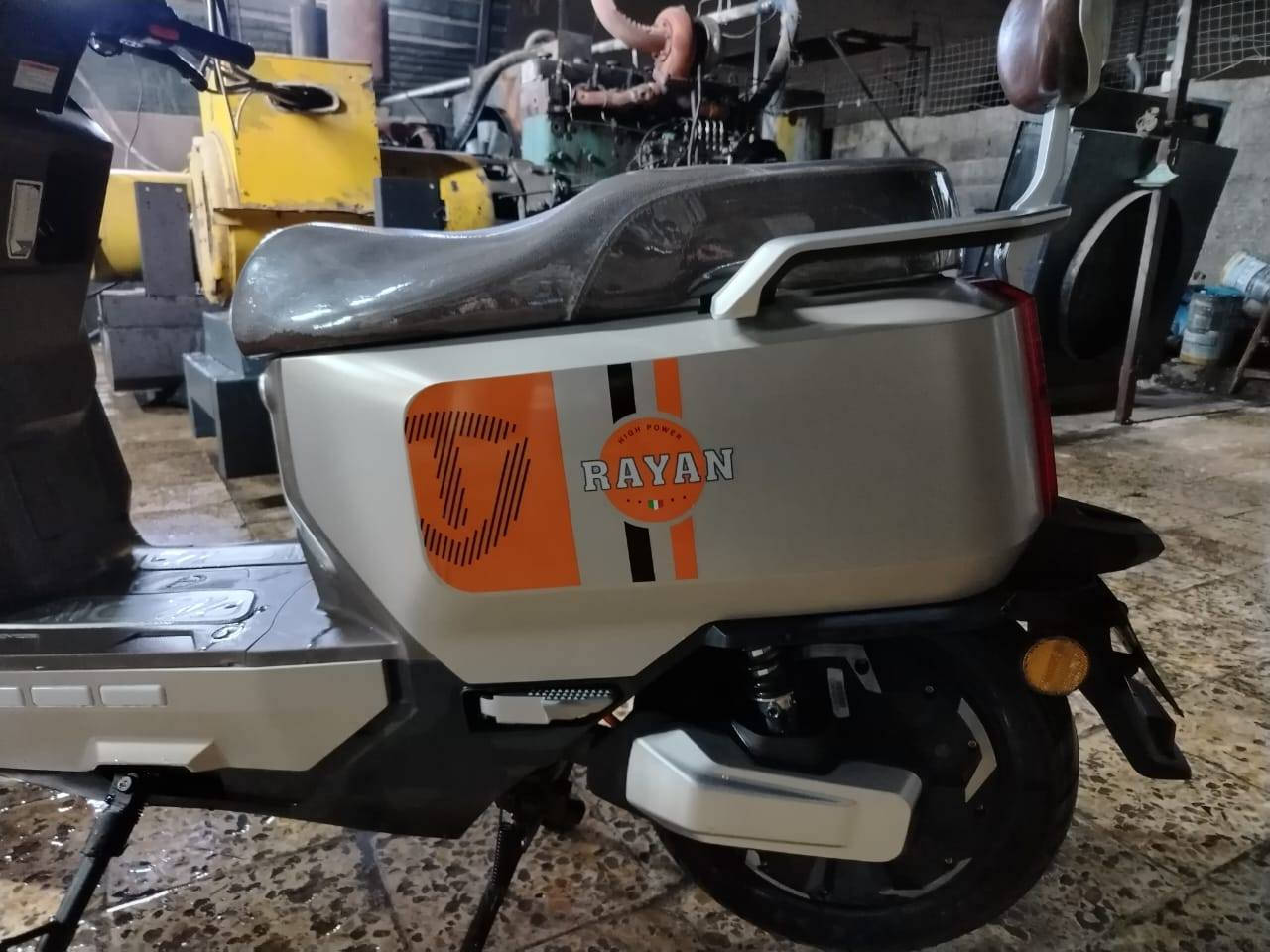 ✨ دراجة الريان – وحش الكون ✨
🚴‍♂️ من الصانع العملاق TAILG العالمية – موديل 2025

🔰 المواصفات:

🛞 ملف 2000 حقيقي

🔋 6 بطاريات كرافين كاربون جل كولد – 35 أمبير ⚡ 72 فولت

🚀 سرعة حقيقية 80 كم/س بتحكم 3 سرع

📏 مسافة مقطوعة بالشحنة الواحدة: 70 – 90 كم (حسب الاستخدام والسرعة والوزن المحمول)

♻️ ميزة إعادة شحن البطارية عند استخدام البريك

🔄 نظام الرجوع للخلف R

🛑 بريك هايدروليك دسك بكفاءة عالية

🌀 دبلات هايدروليك أمامي وخلفي – راحة ونعومة على الطرق

📺 شاشة رقمية لعرض المعلومات والسرعة

🔑 بصمة عدد 2 + تشغيل عن بعد

🚨 جهاز إنذار ضد السرقة

💺 كشن سياحي مريح لشخصين

📦 مساحة تخزين واسعة تحت الكشن

🔌 منفذ شحن UPS للموبايل

💡 لد لايت أمامي عالي الوضوح + رماش عالي/واطي

🔴 بك لايت لد بتصميم مميز

🌟 لد أمامي وجانبي نهاري/ليلي عصري

🚦 إشارة رباعية لزيادة الأمان

🦾 استاند عدد 2 (وسطي + جانبي)

⚪⚫⚙️🔴 ( ألون بيجي مميز ) 👉  فقط

🚀 قوة وأداء لا مثيل له… خيارك الأمثل على الطريق
السعر والتفاصيل أكثر 
✅ ☎️الاتصال (***********)
