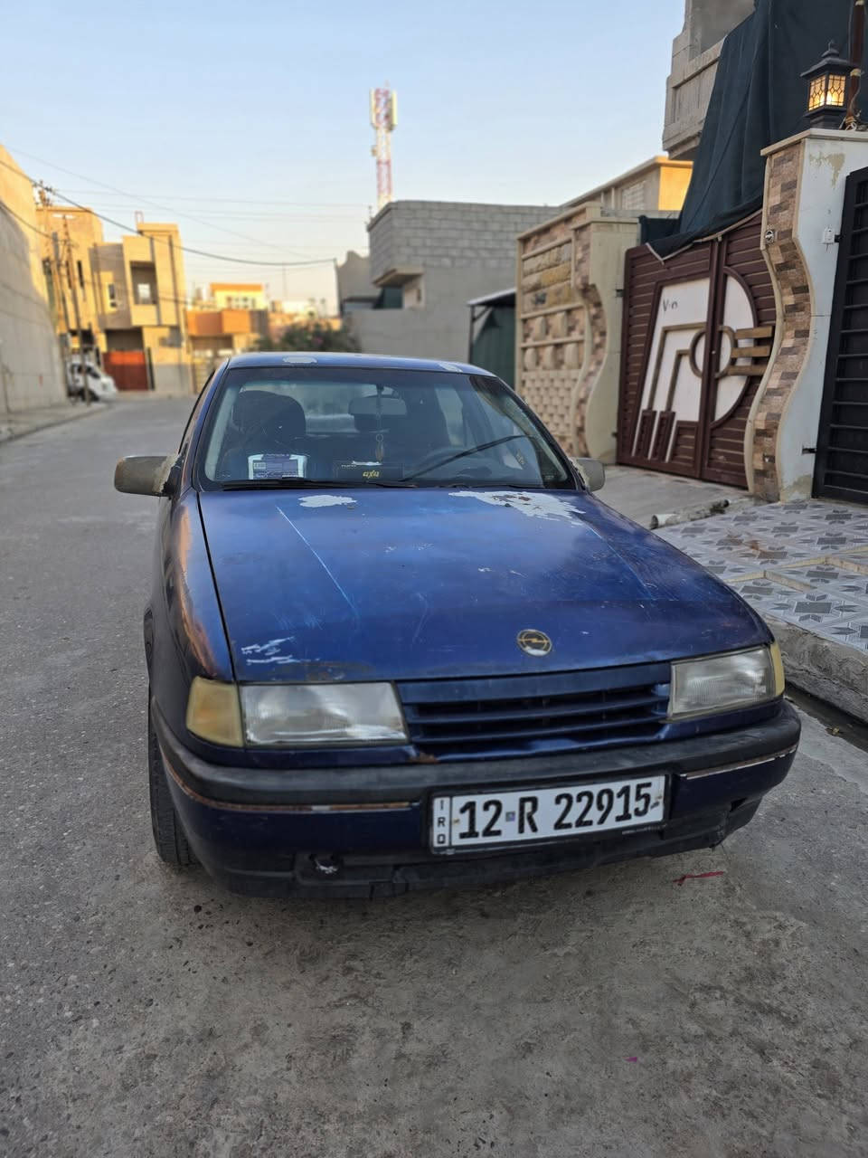 كترا اوبل للبيع حجم 20  لون نيلي موديل 1992سيارة نظيفة وحسب الصورة جام كهرباء سنوية تنتهي 2027 رقم دولي نينوى  مكانها موصل حي السماح السيارة اني صاحبها الشرعي للتواصل على الرقم *********** السعر 40 وبيها مجال بس بيها بعض الملاحظات تقحيل خفيف
